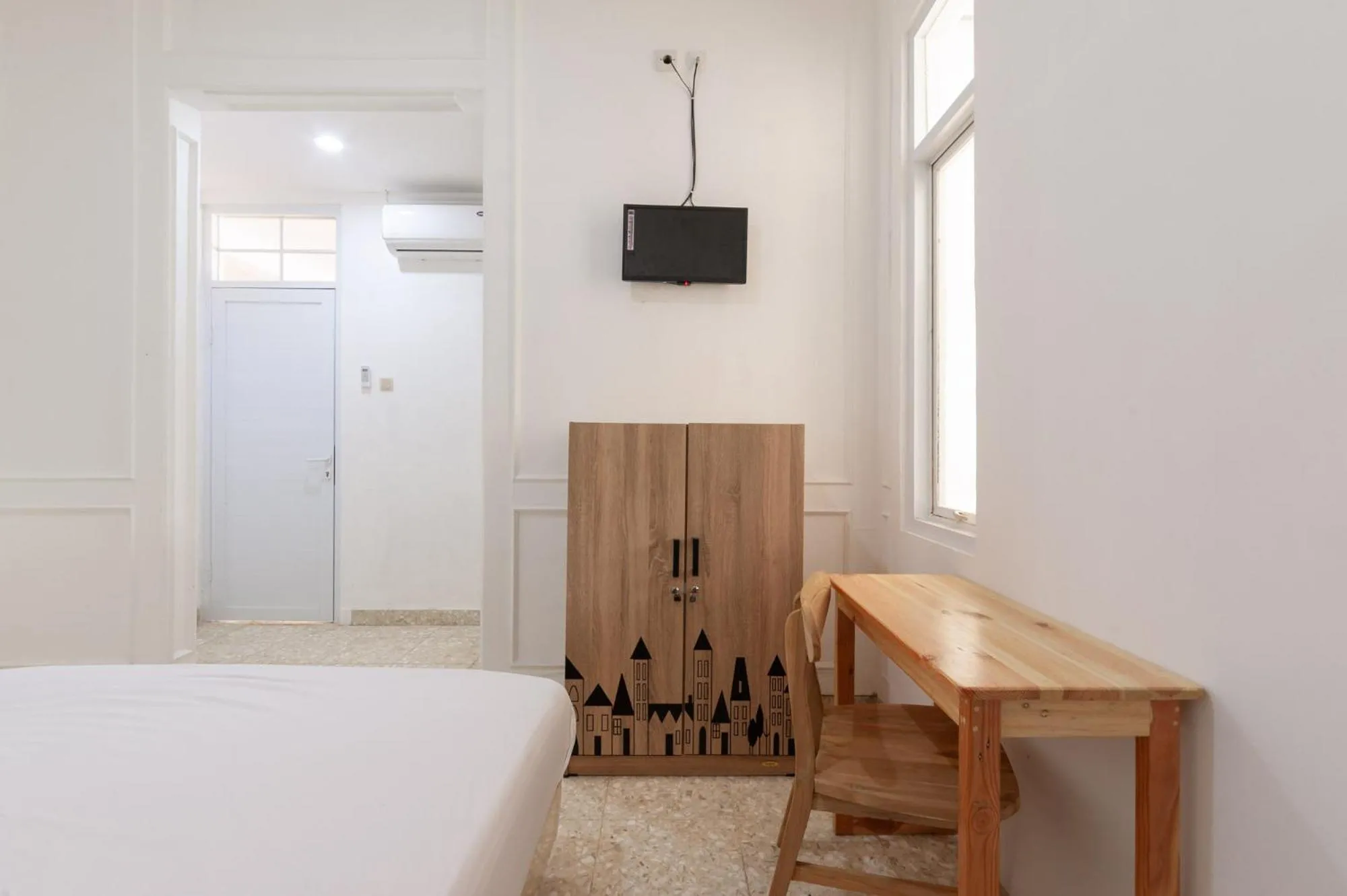 TV and multimedia, Bed in Urbanview Hotel De Breeze Kemang Jakarta by RedDoorz