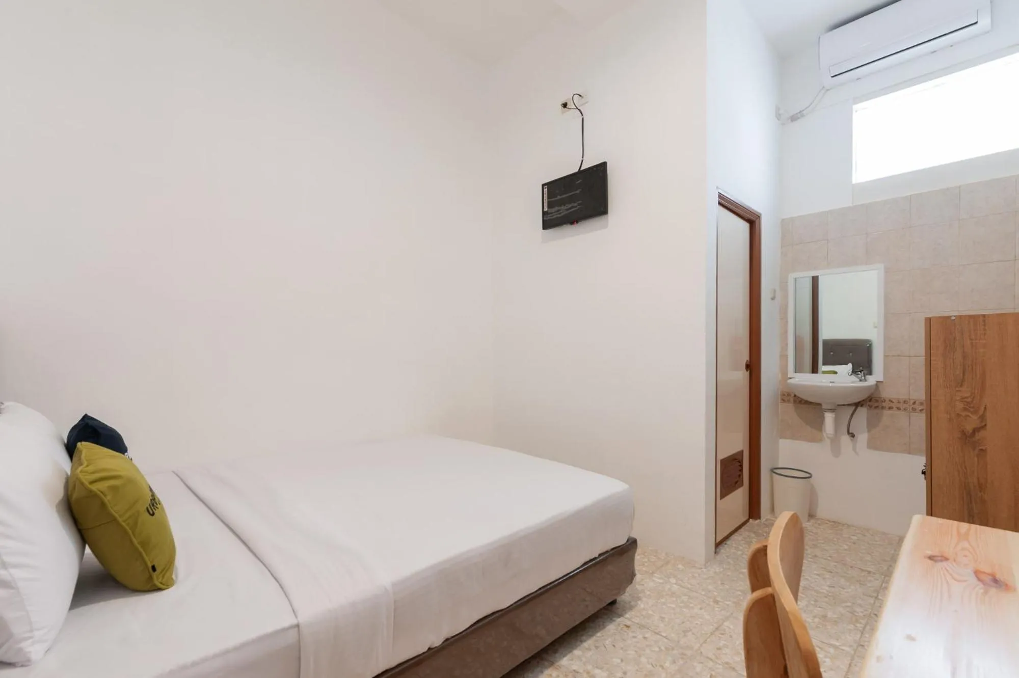 Bedroom, Bed in Urbanview Hotel De Breeze Kemang Jakarta by RedDoorz
