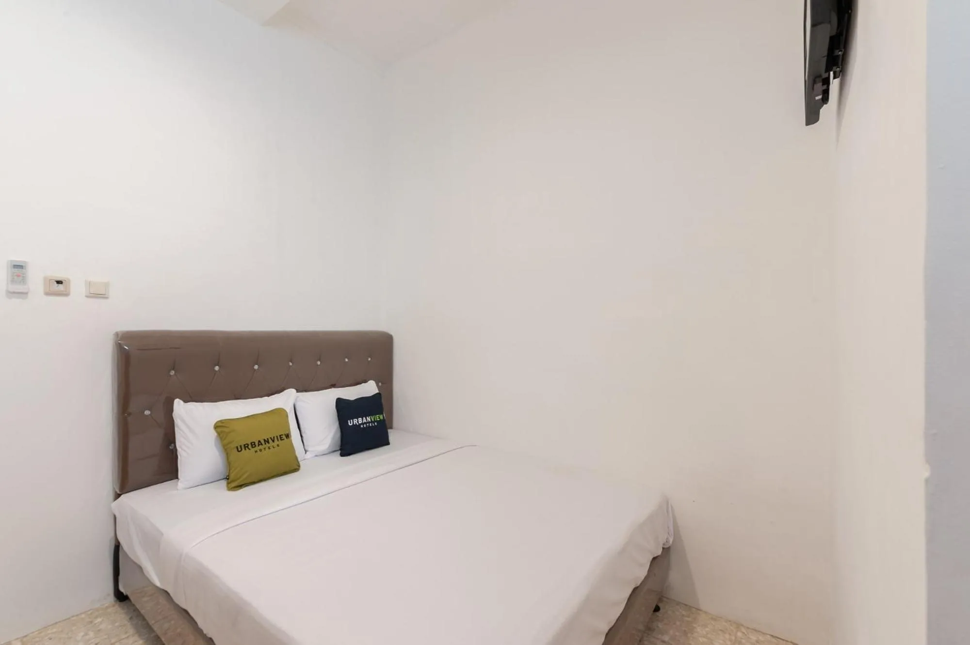 Bedroom, Bed in Urbanview Hotel De Breeze Kemang Jakarta by RedDoorz