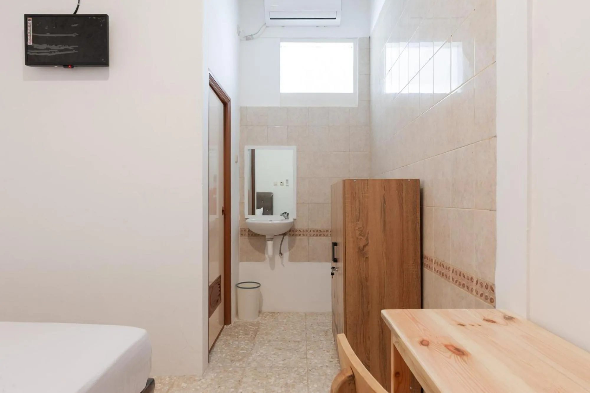 TV and multimedia in Urbanview Hotel De Breeze Kemang Jakarta by RedDoorz
