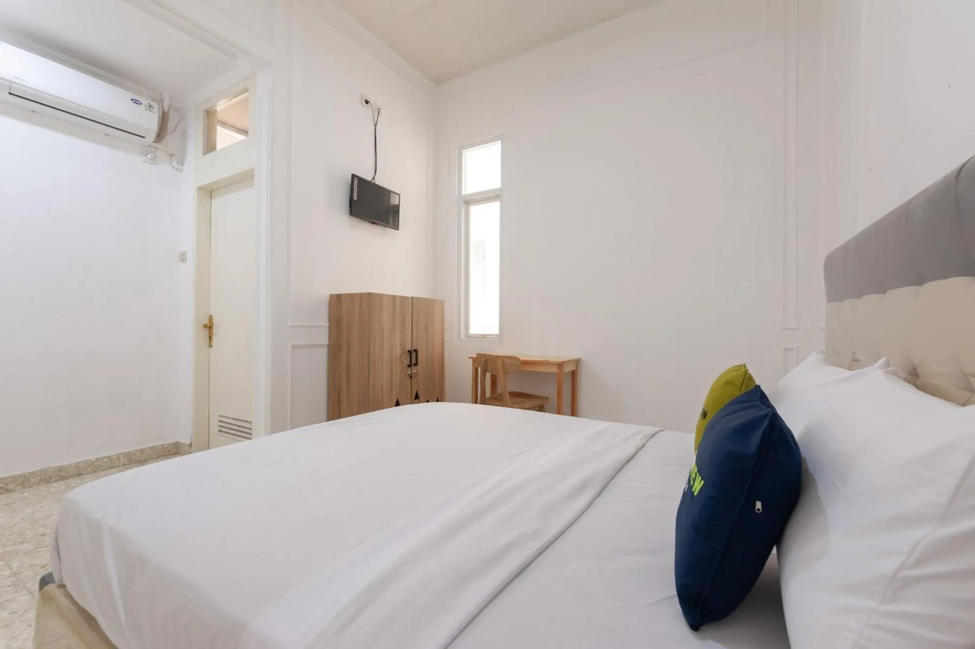 Bedroom, Bed in Urbanview Hotel De Breeze Kemang Jakarta by RedDoorz