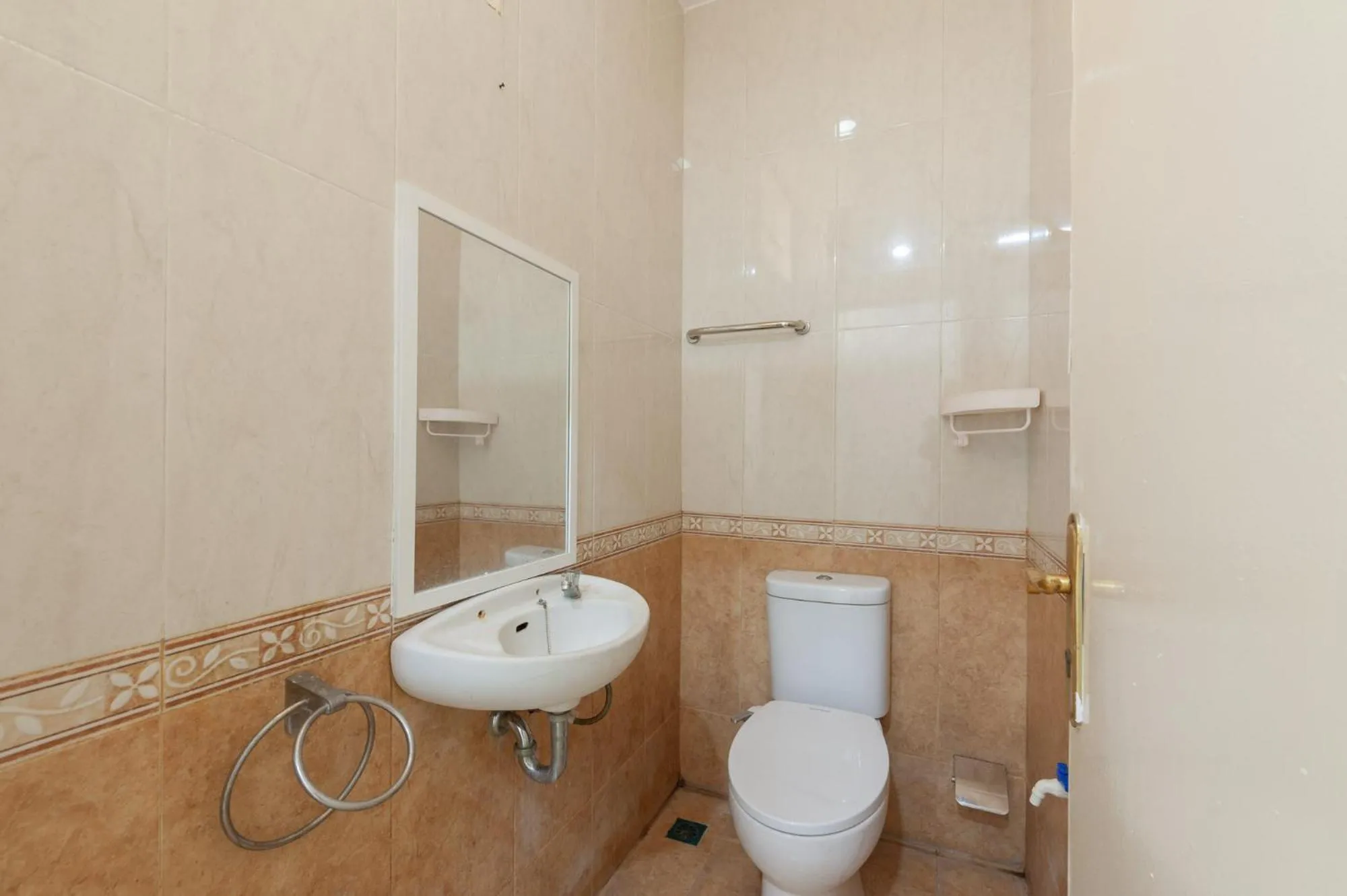 Bathroom in Urbanview Hotel De Breeze Kemang Jakarta by RedDoorz