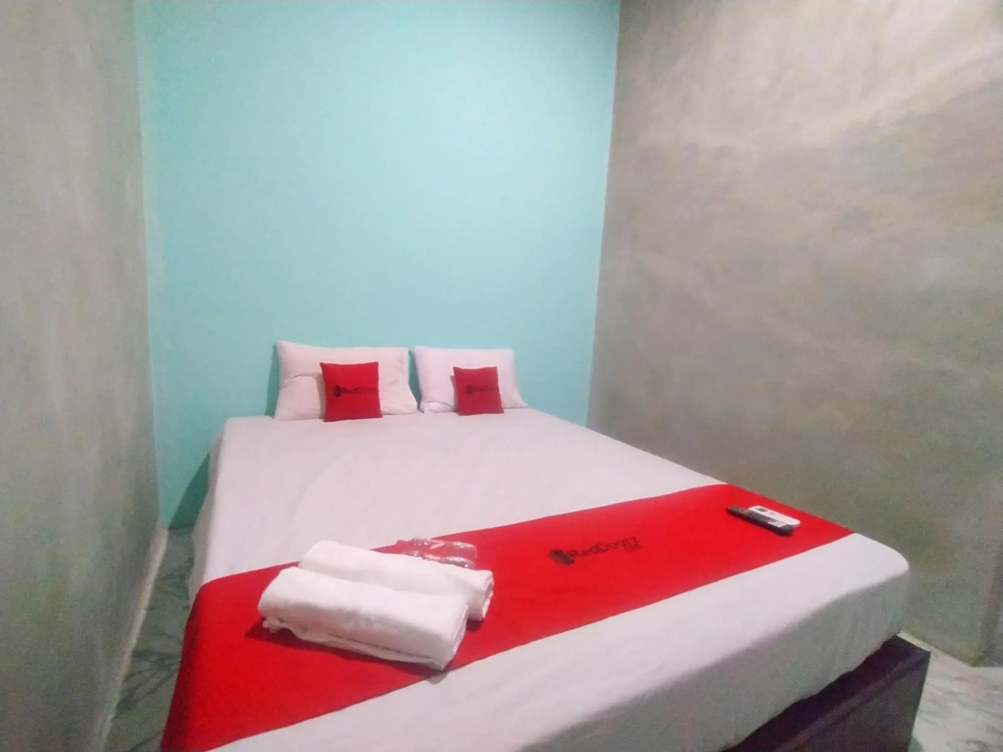 Bed in RedDoorz Syariah near Exit Tol Bojong Pekalongan