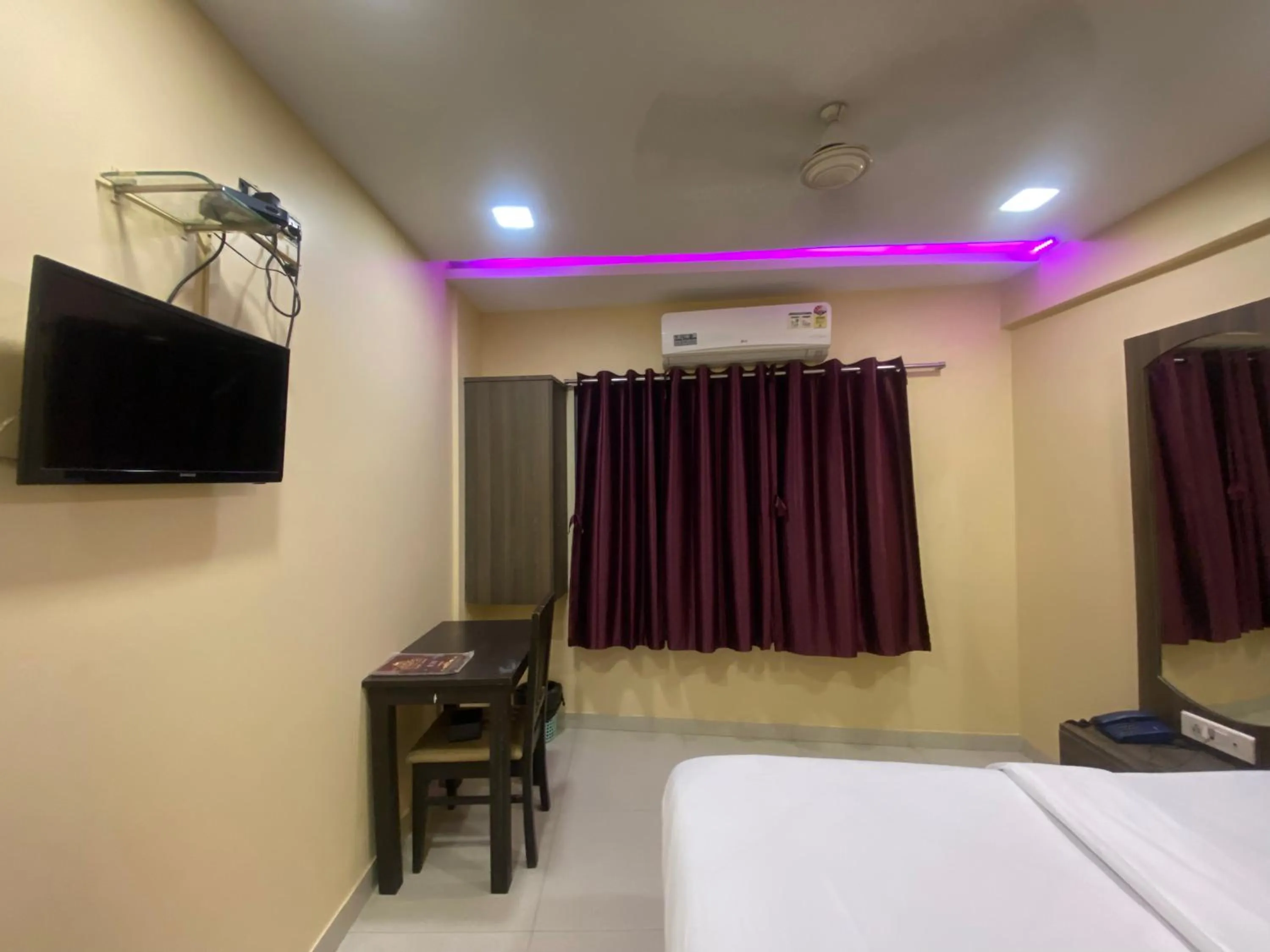 Communal lounge/ TV room, Bed in Hotel Royal Grand - Near Mumbai International Airport