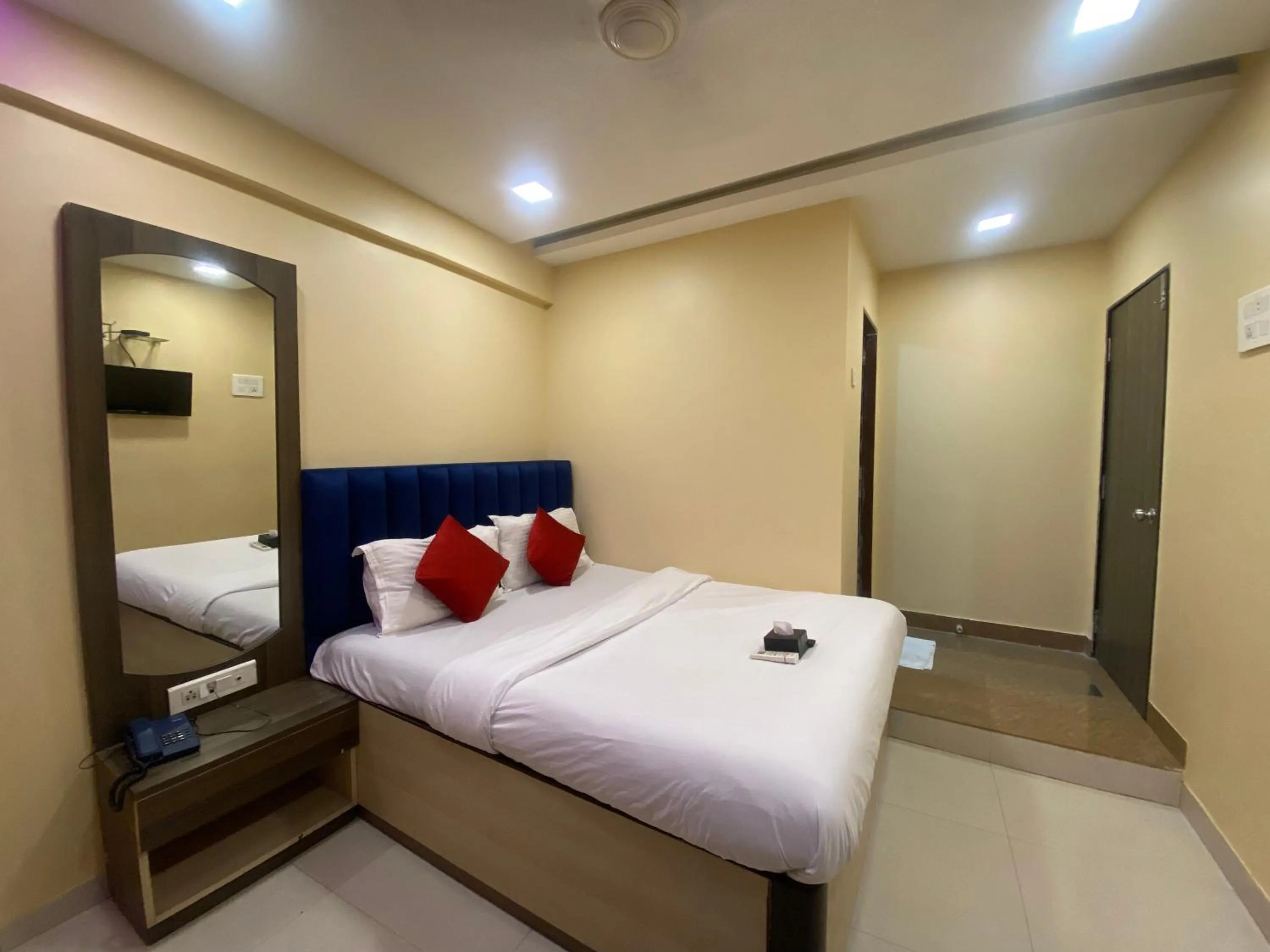 Bed in Hotel Royal Grand - Near Mumbai International Airport