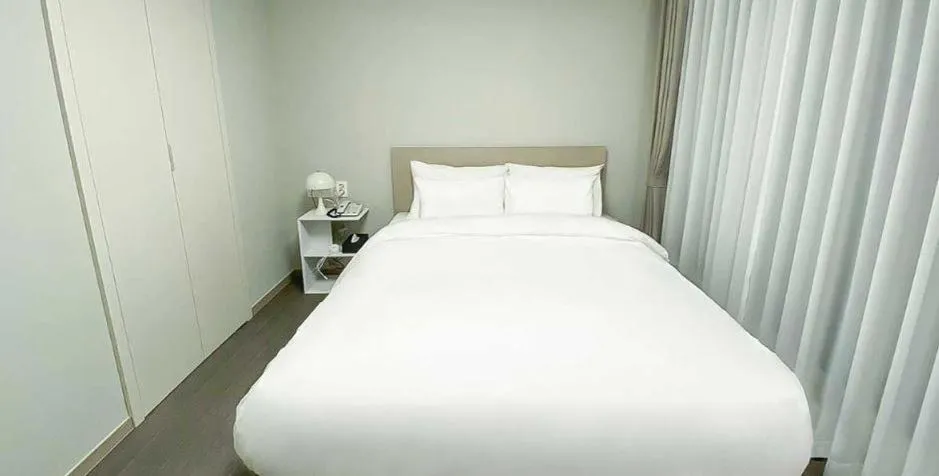 Bed in HOTEL THE DESIGNERS LYJ SUITE YEOKSAM