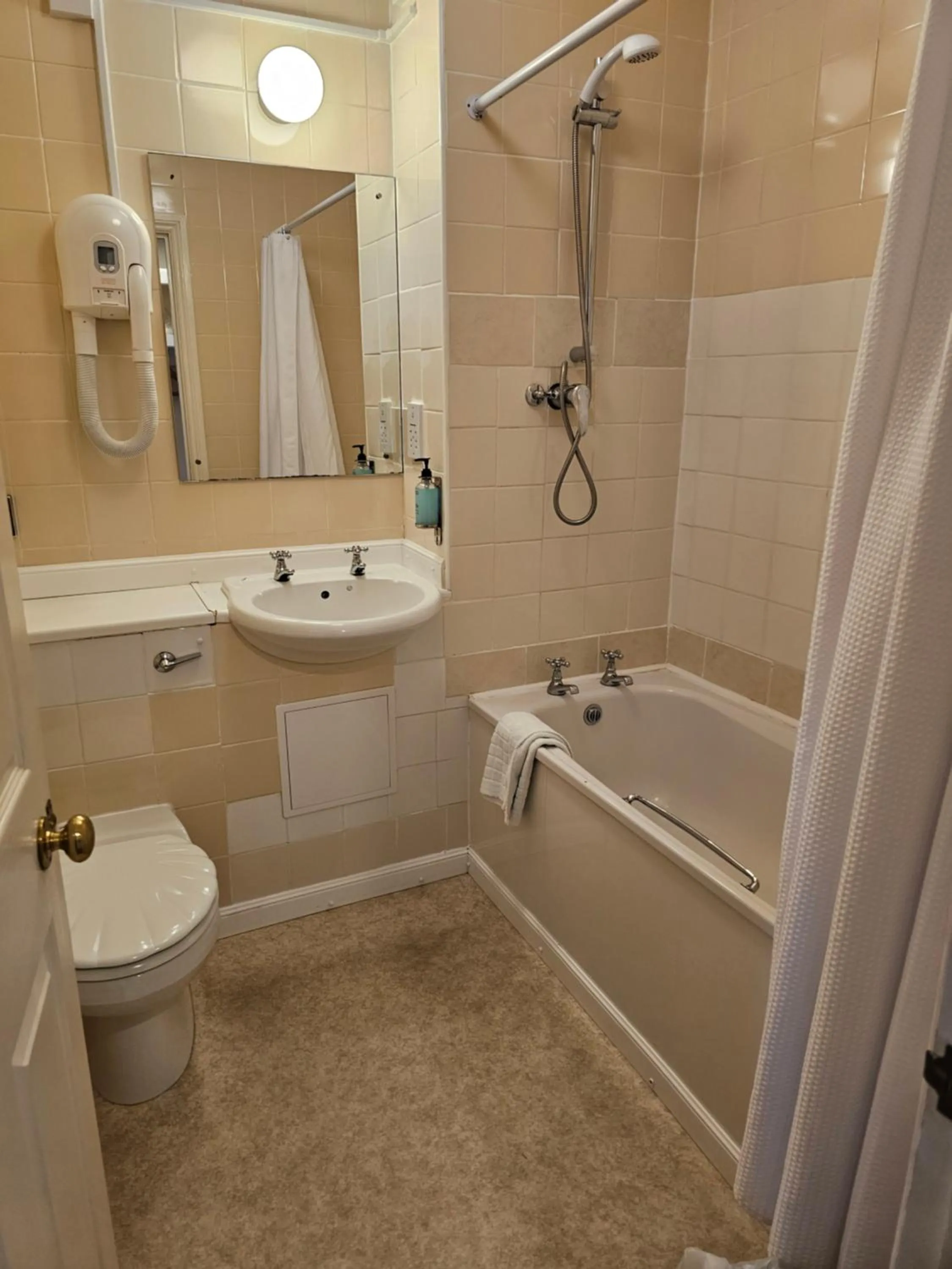 Bathroom in Schoolhouse Restaurant and Hotel