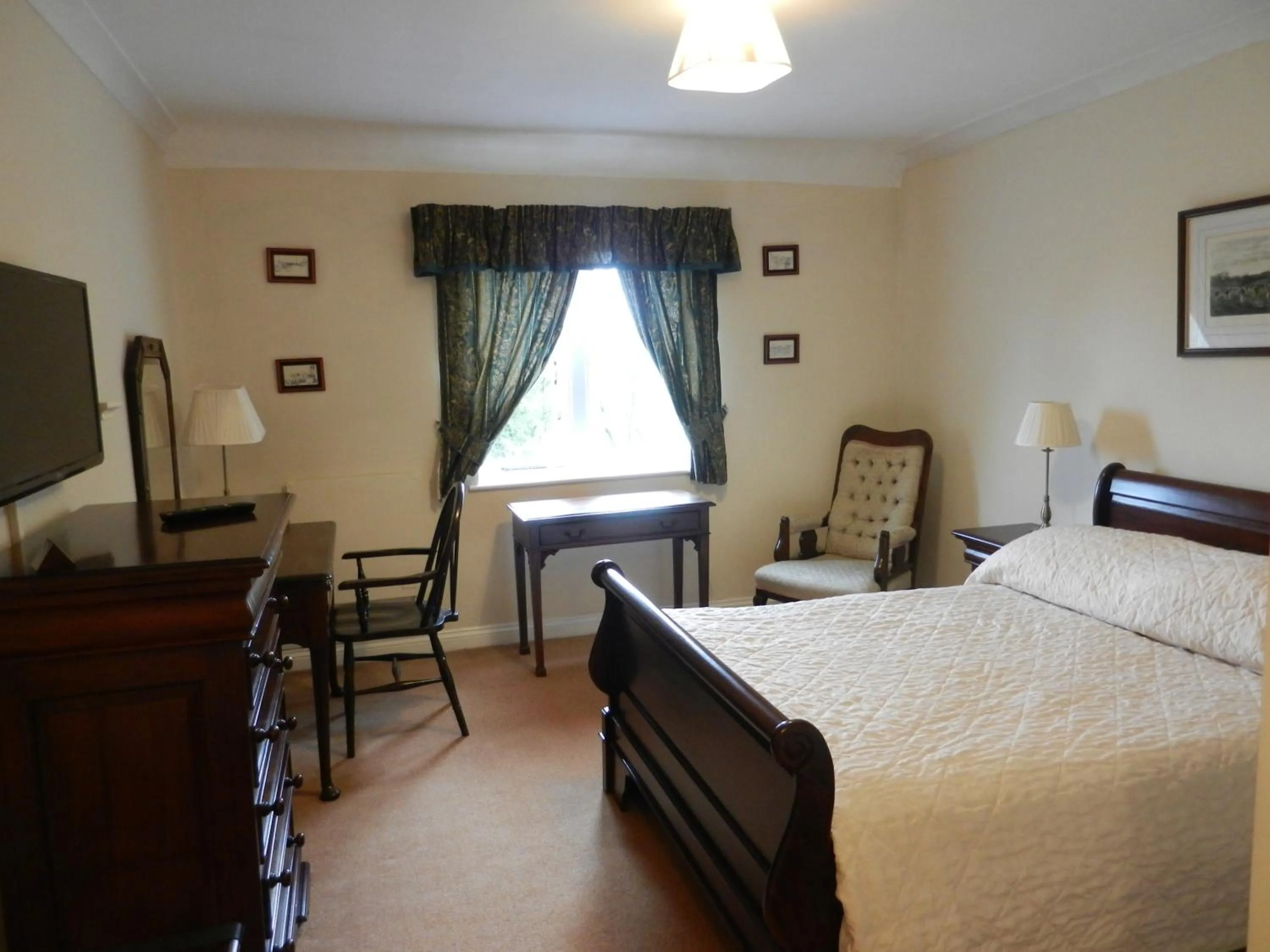 Photo of the whole room, Bed in Schoolhouse Restaurant and Hotel