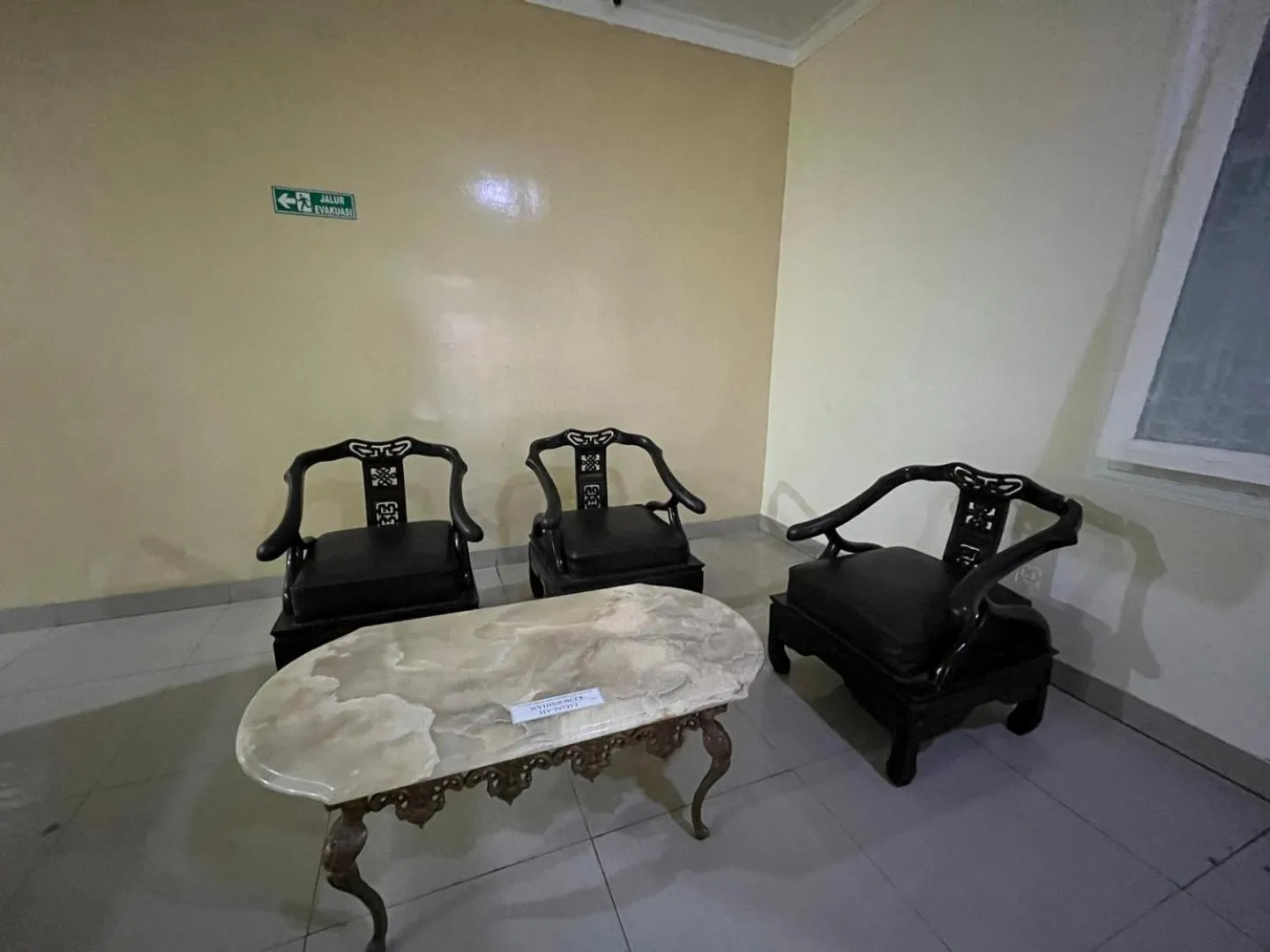 Seating area in Omah Belimbing near ABM Malang Mitra RedDoorz