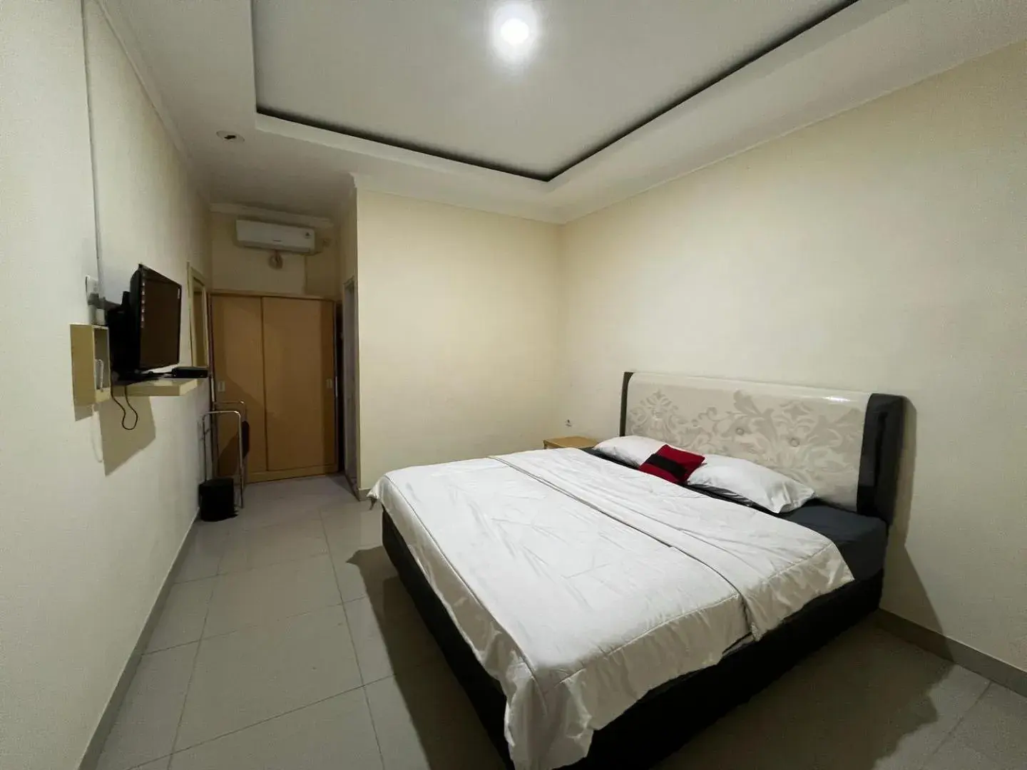 Deluxe Double Room in Omah Belimbing near ABM Malang Mitra RedDoorz Deluxe Double Room in Omah Belimbing near ABM Malang Mitra RedDoorz