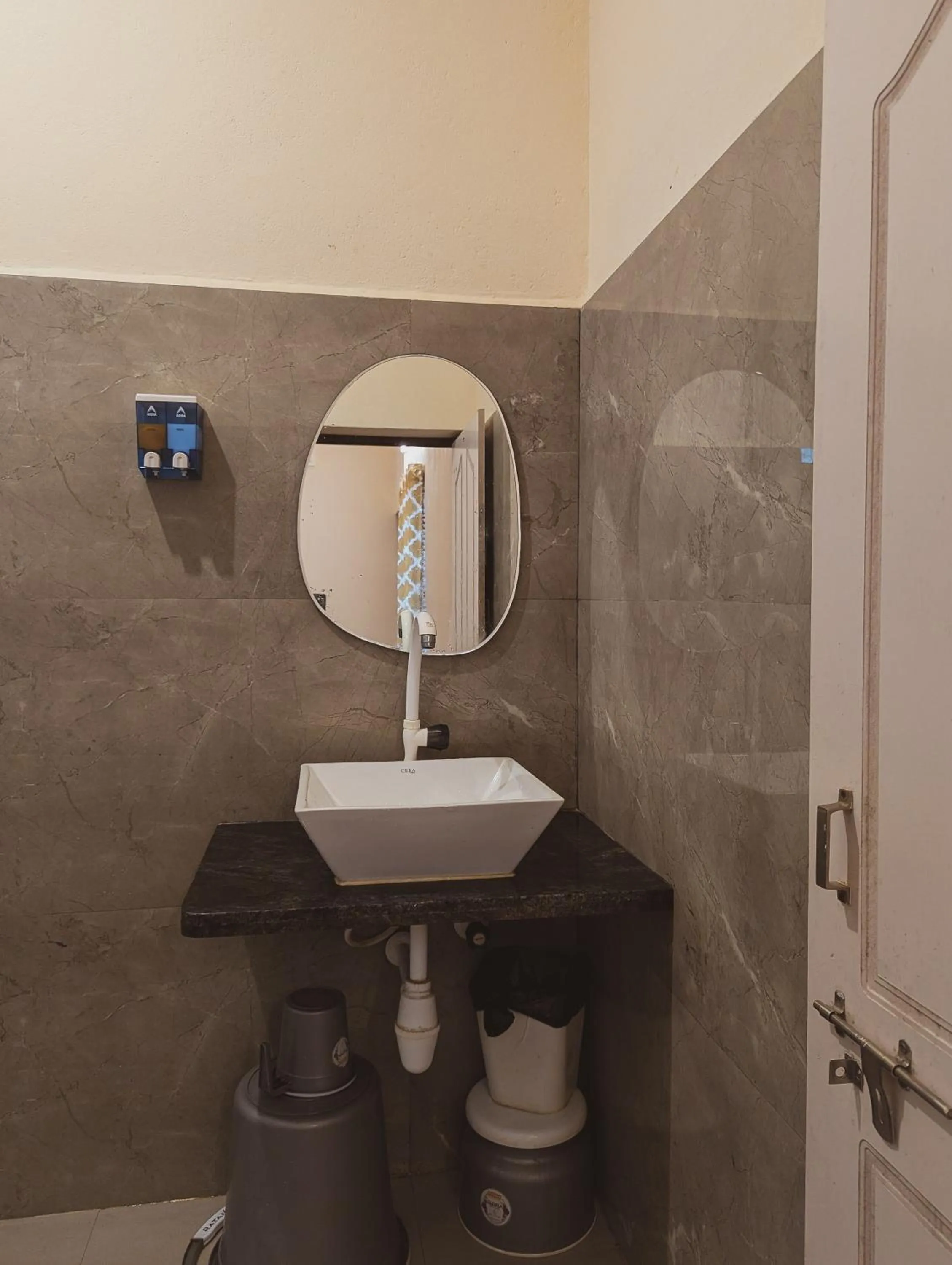 Bathroom in Sunset Cafe Beach Stay