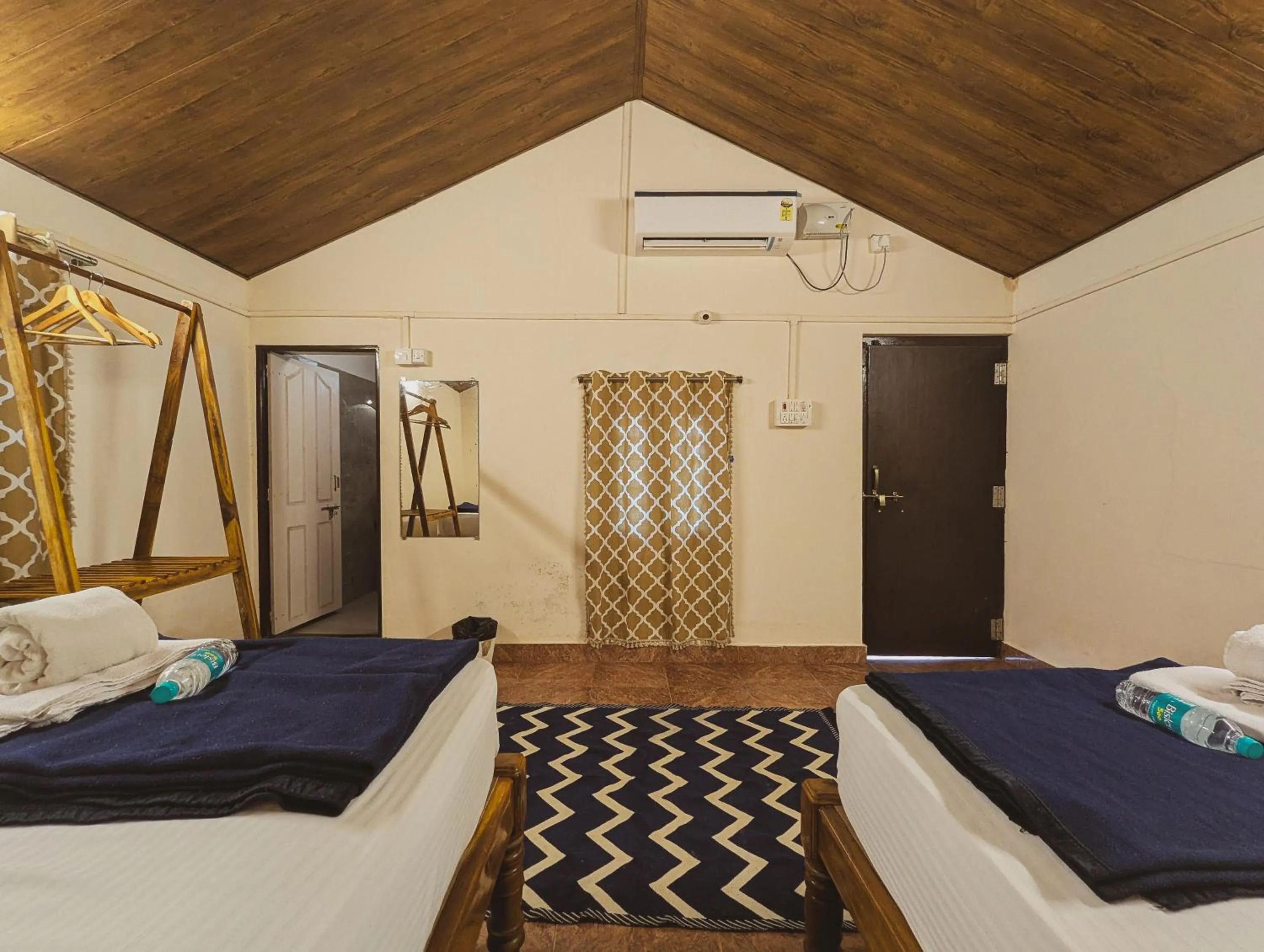 Bedroom, Bed in Sunset Cafe Beach Stay