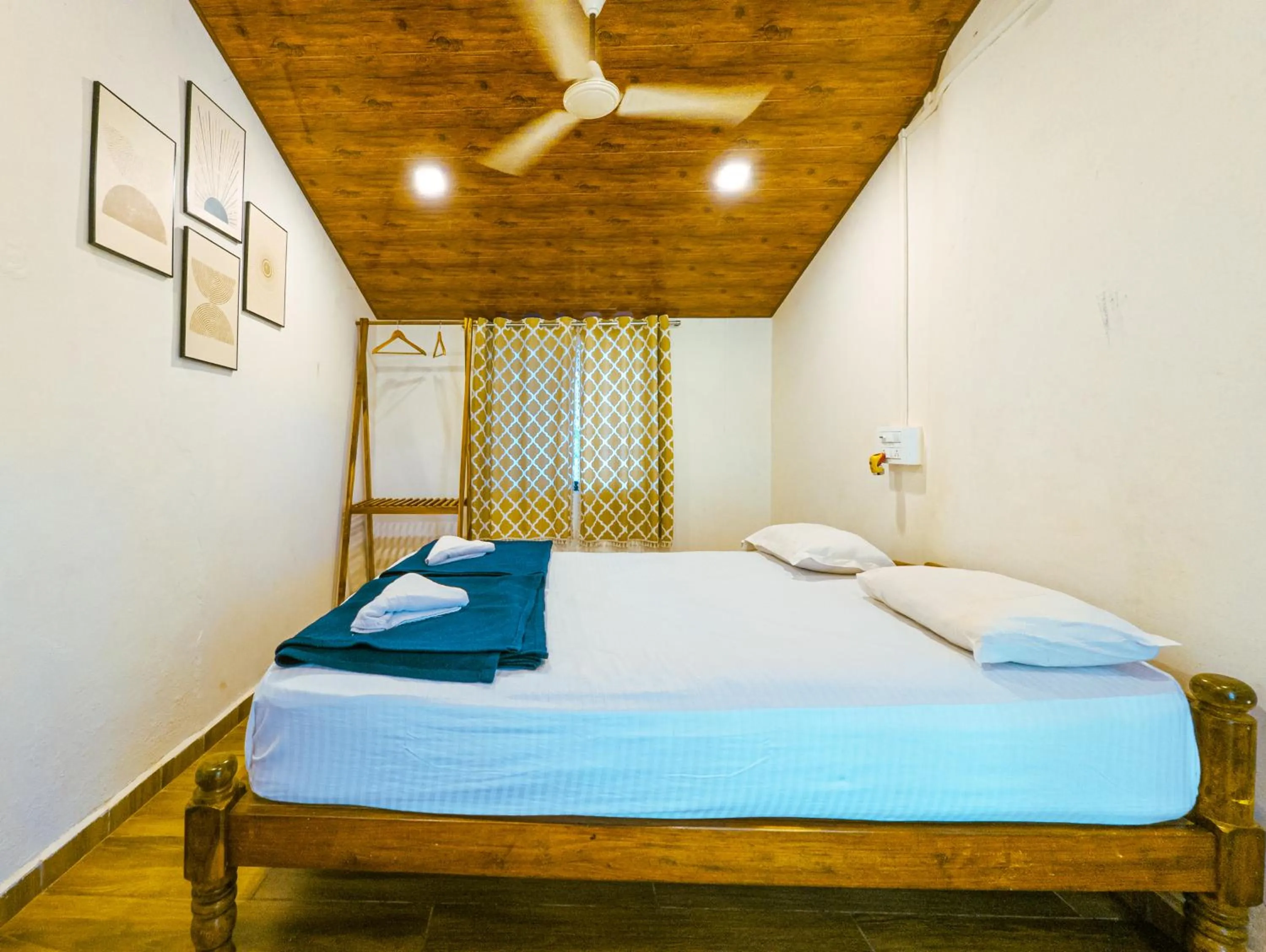 Bedroom, Bed in Sunset Cafe Beach Stay