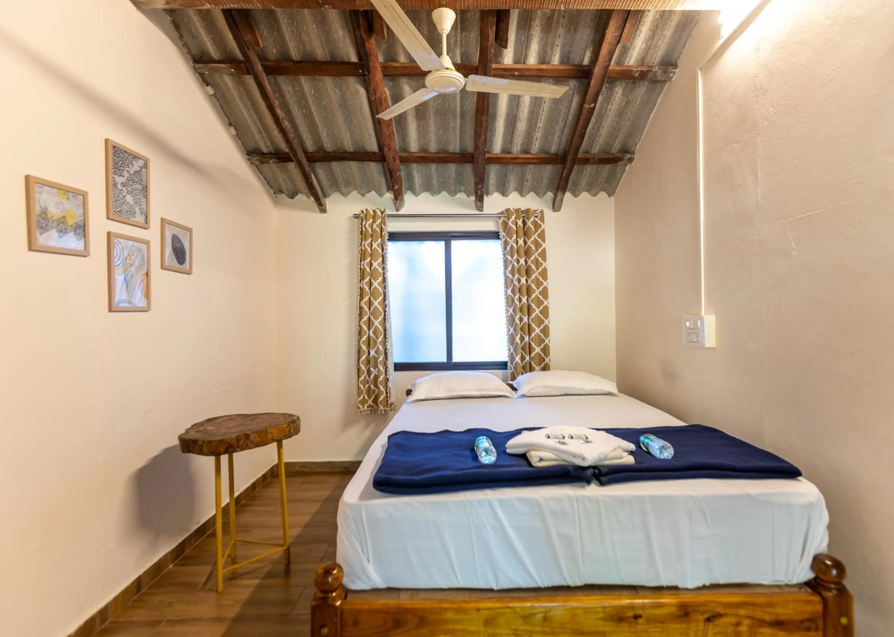 Bed in Sunset Cafe Beach Stay