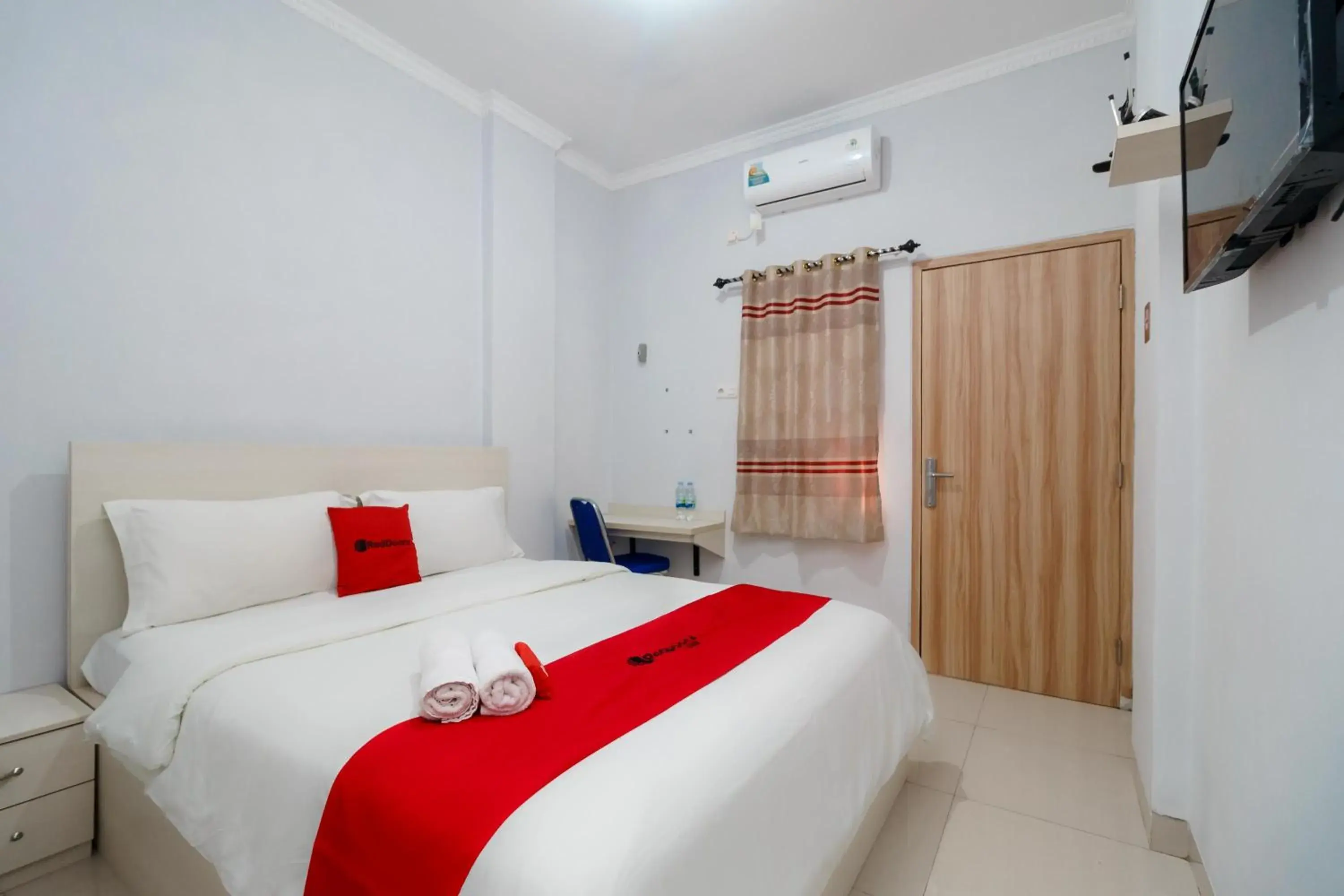 Standard Double Room in RedDoorz at Homestay Lotus 2 Pangkal Pinang Standard Double Room in RedDoorz at Homestay Lotus 2 Pangkal Pinang
