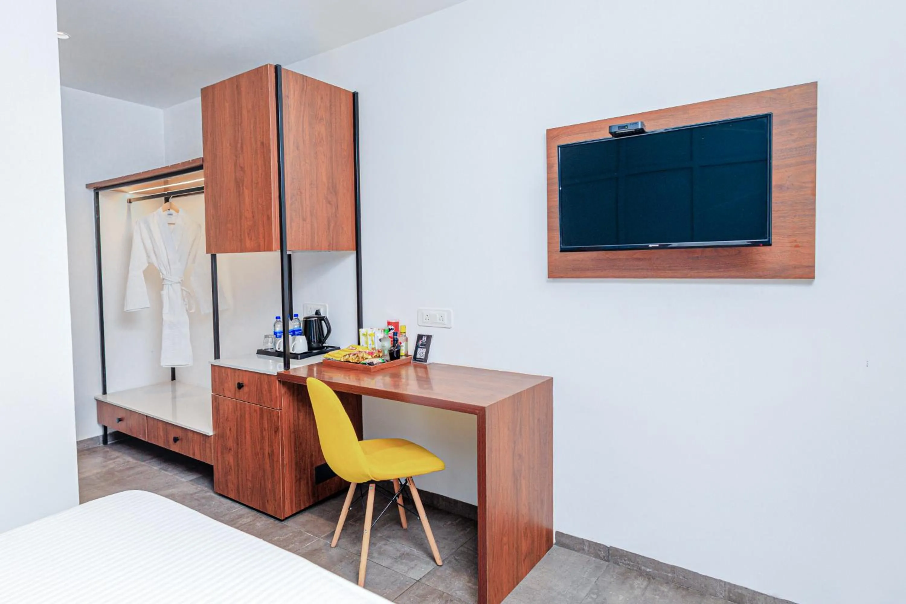 Bedroom, TV/Entertainment Center in Hudson Hotels