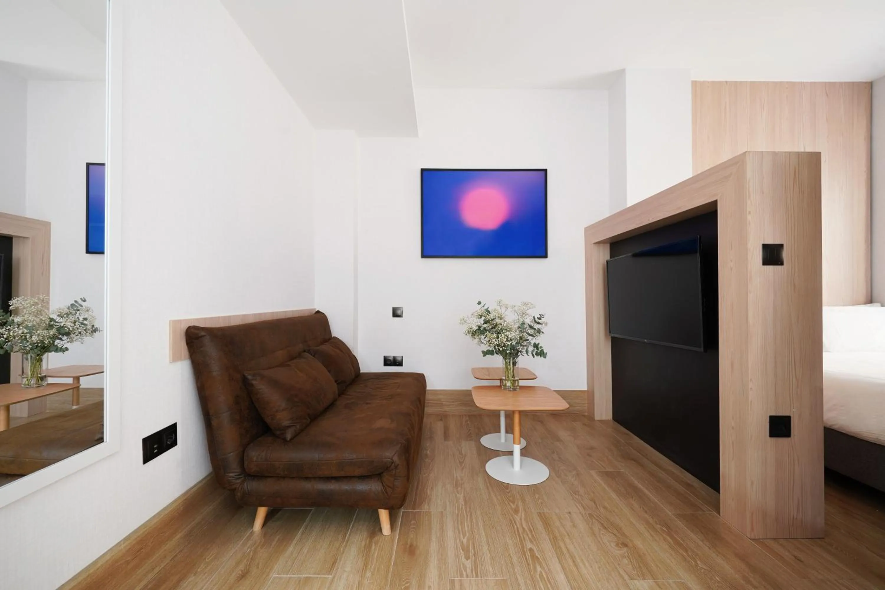 Communal lounge/ TV room in Numa Madrid Goya