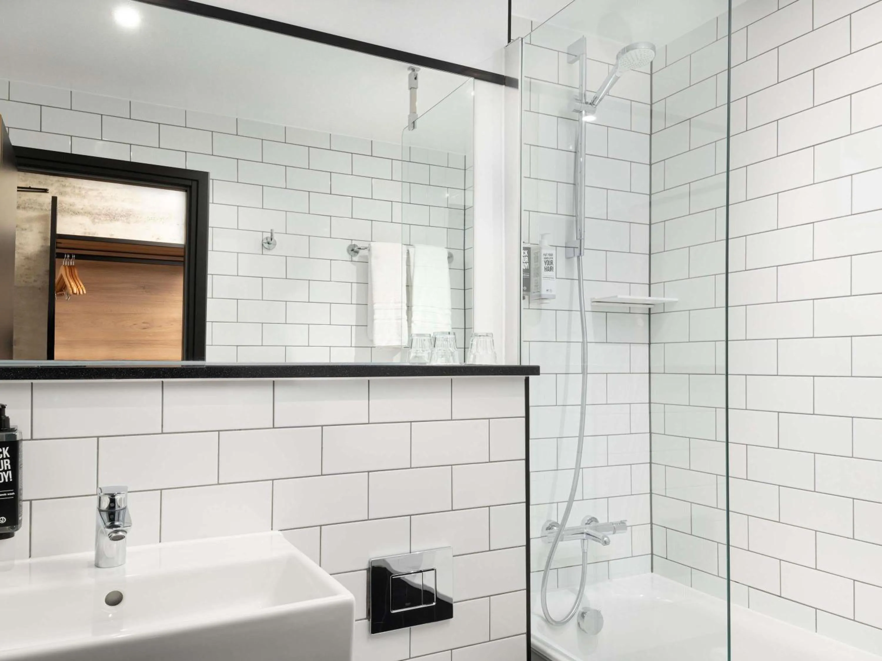 Bedroom in ibis London Earls Court