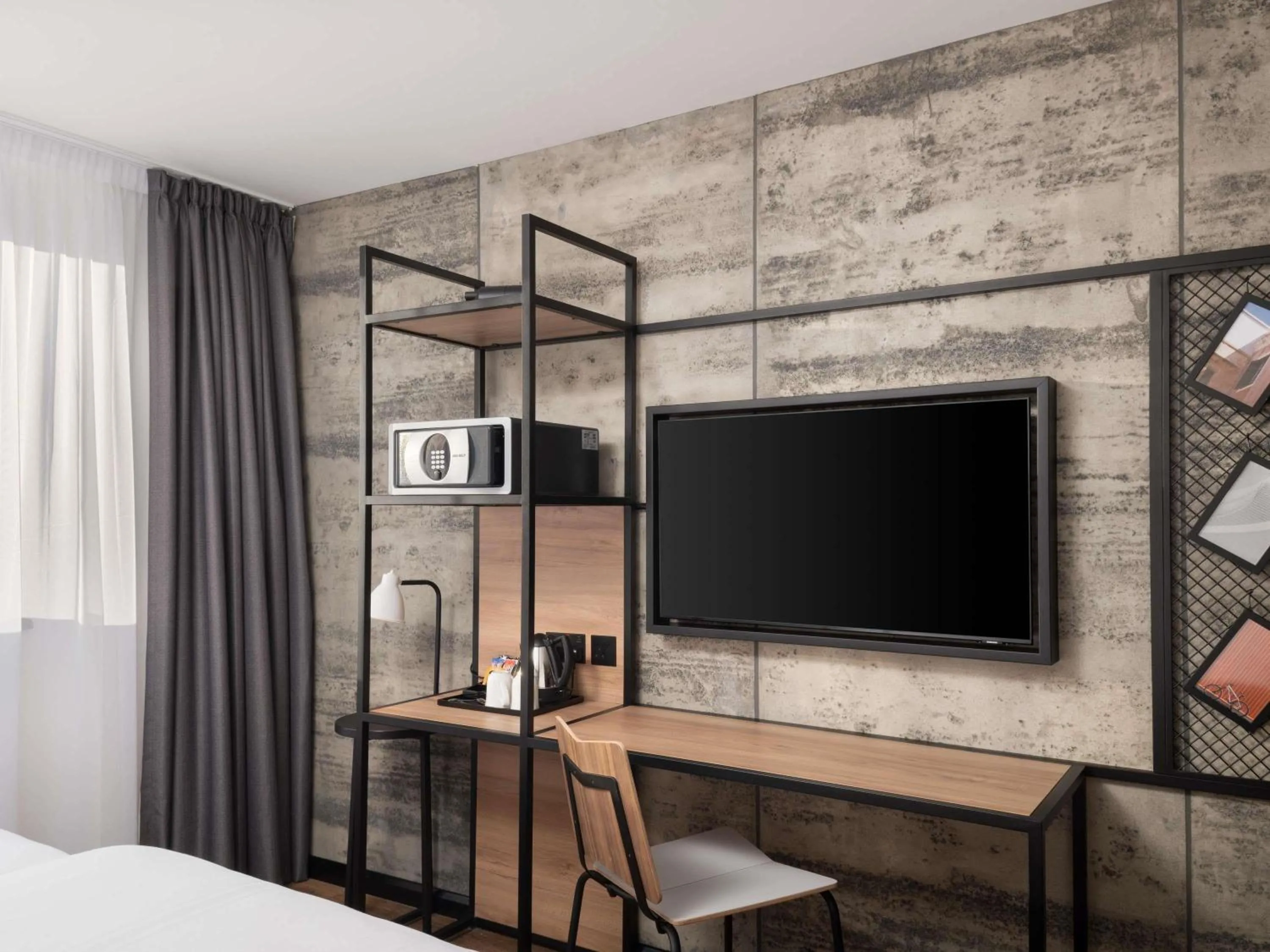 Bedroom, Bed in ibis London Earls Court