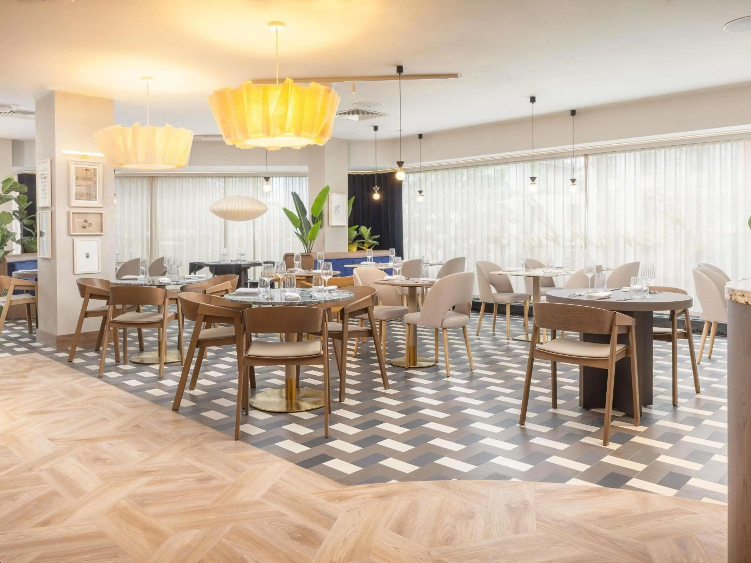 Restaurant/places to eat in ibis London Earls Court