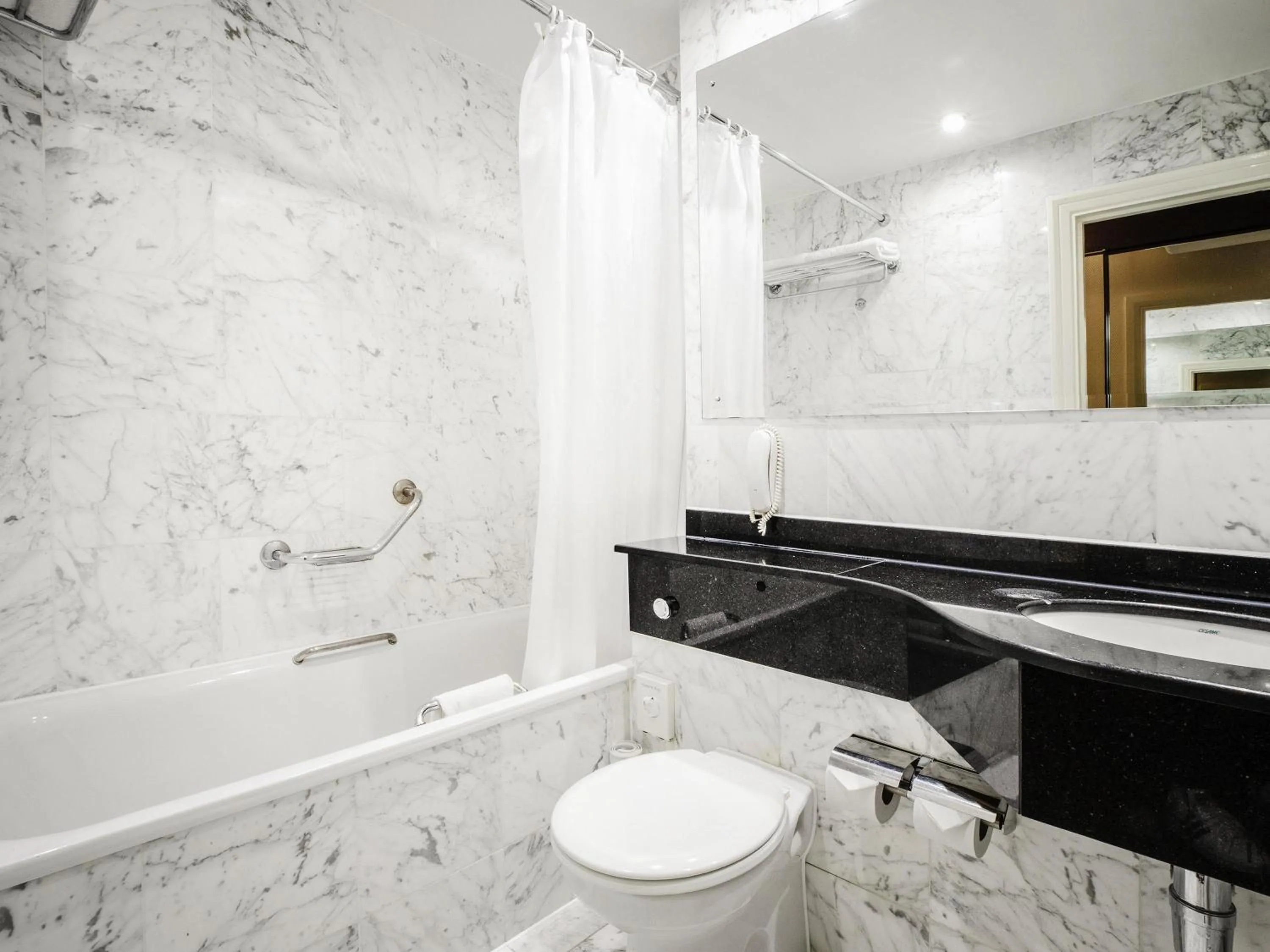 Bedroom in ibis London Earls Court