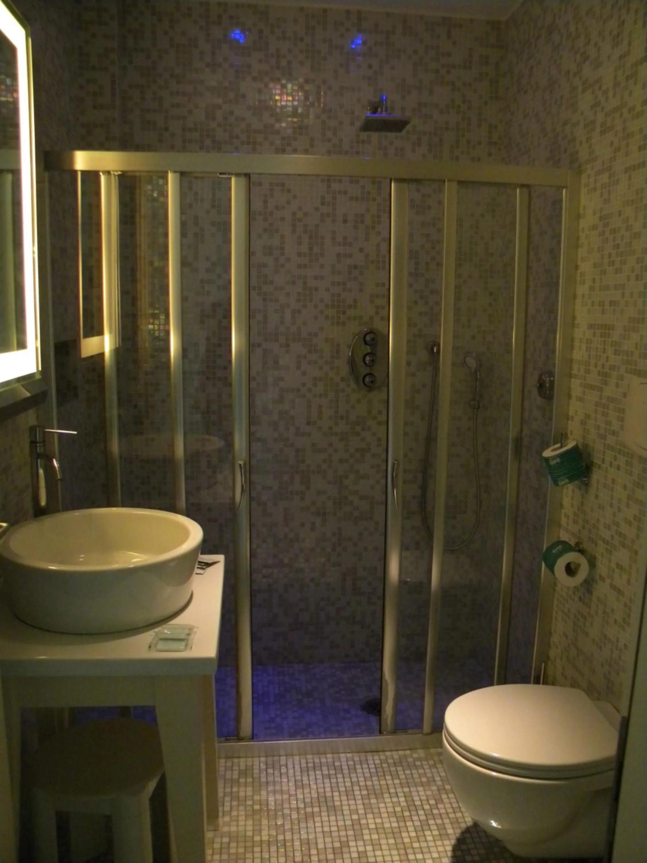 Shower in HOTEL GENOVA