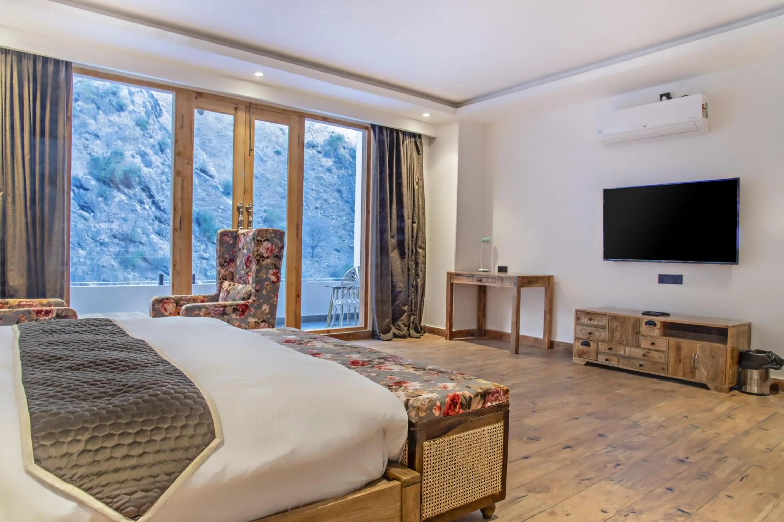 TV and multimedia, Bed in Echor Palm Bliss Riverside Resort & Spa Kasol