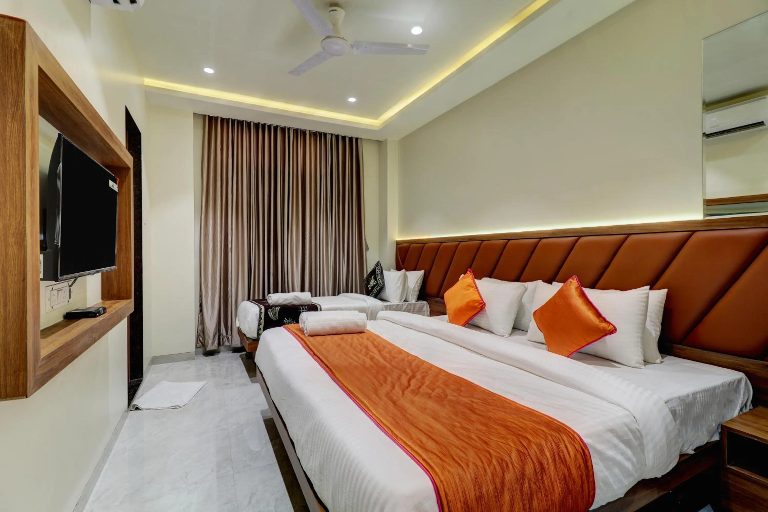 room service, Bed in Hotel Archith