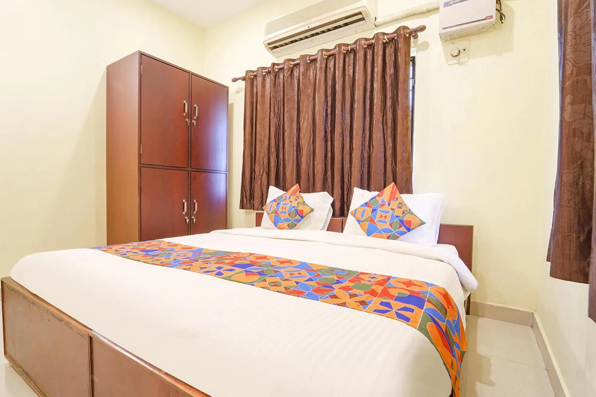 Bed in Via Earth- Nr Vadapalani Murugan Temple, Vadapalani