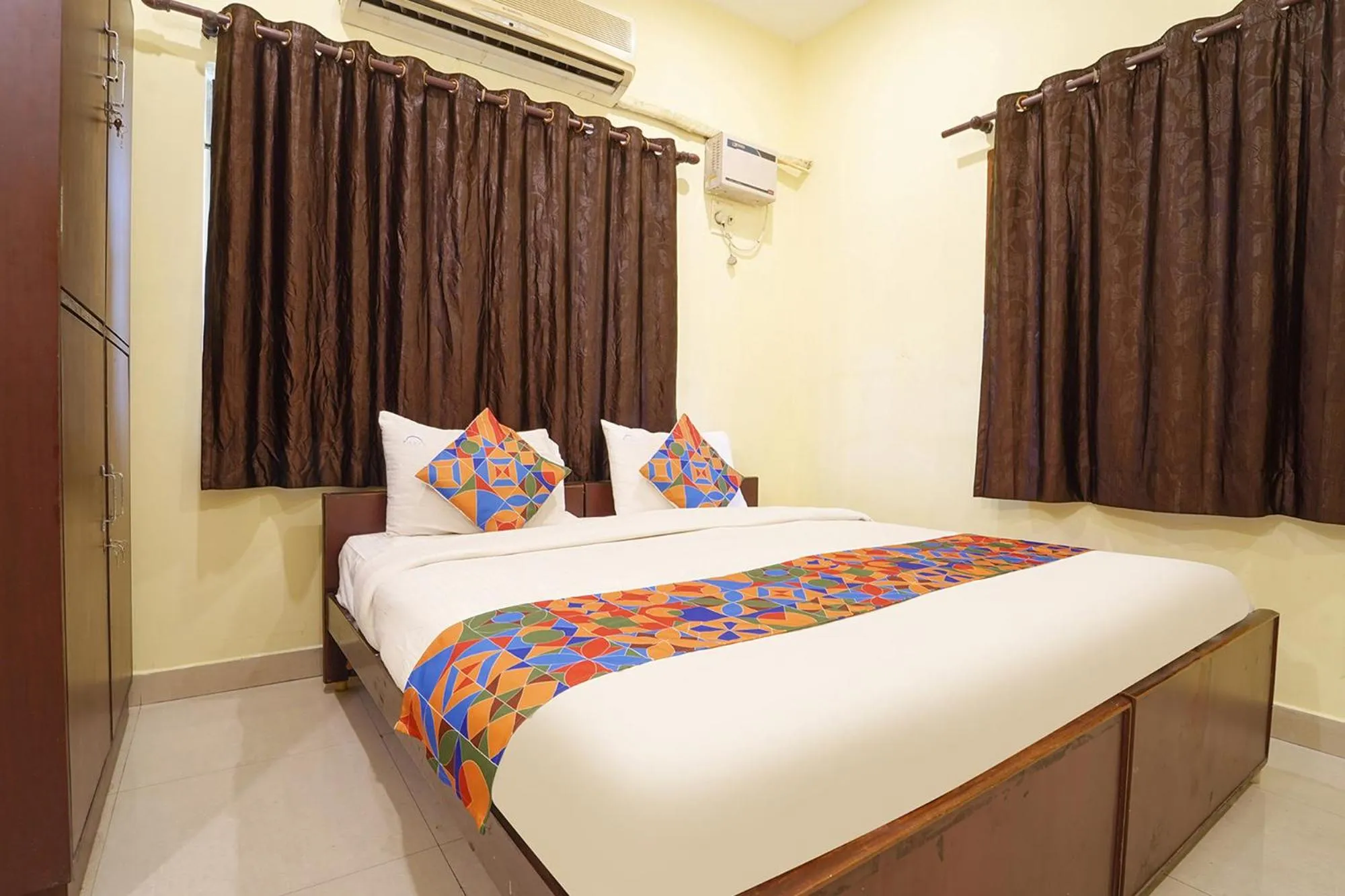 Bed in Via Earth- Nr Vadapalani Murugan Temple, Vadapalani