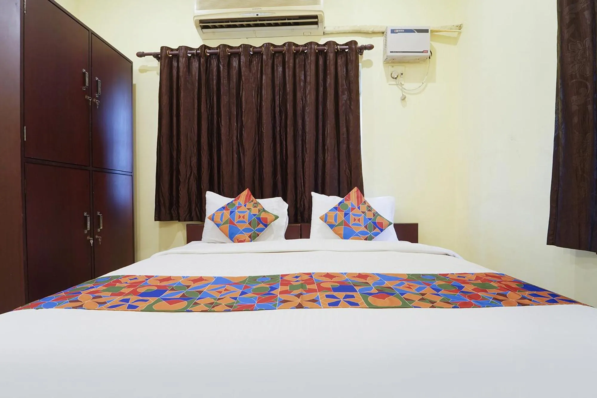 Bed in Via Earth- Nr Vadapalani Murugan Temple, Vadapalani