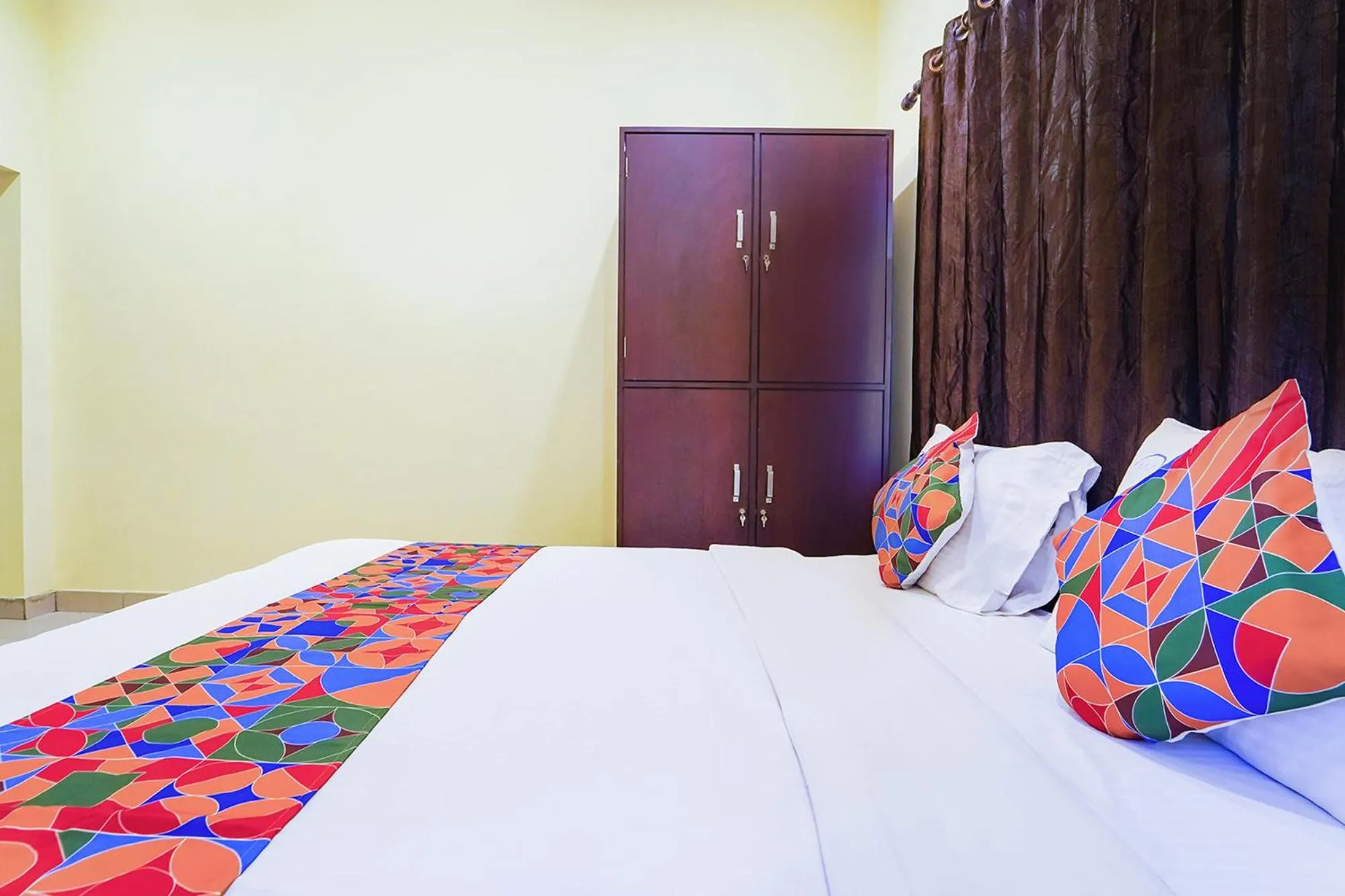 Bed in Via Earth- Nr Vadapalani Murugan Temple, Vadapalani