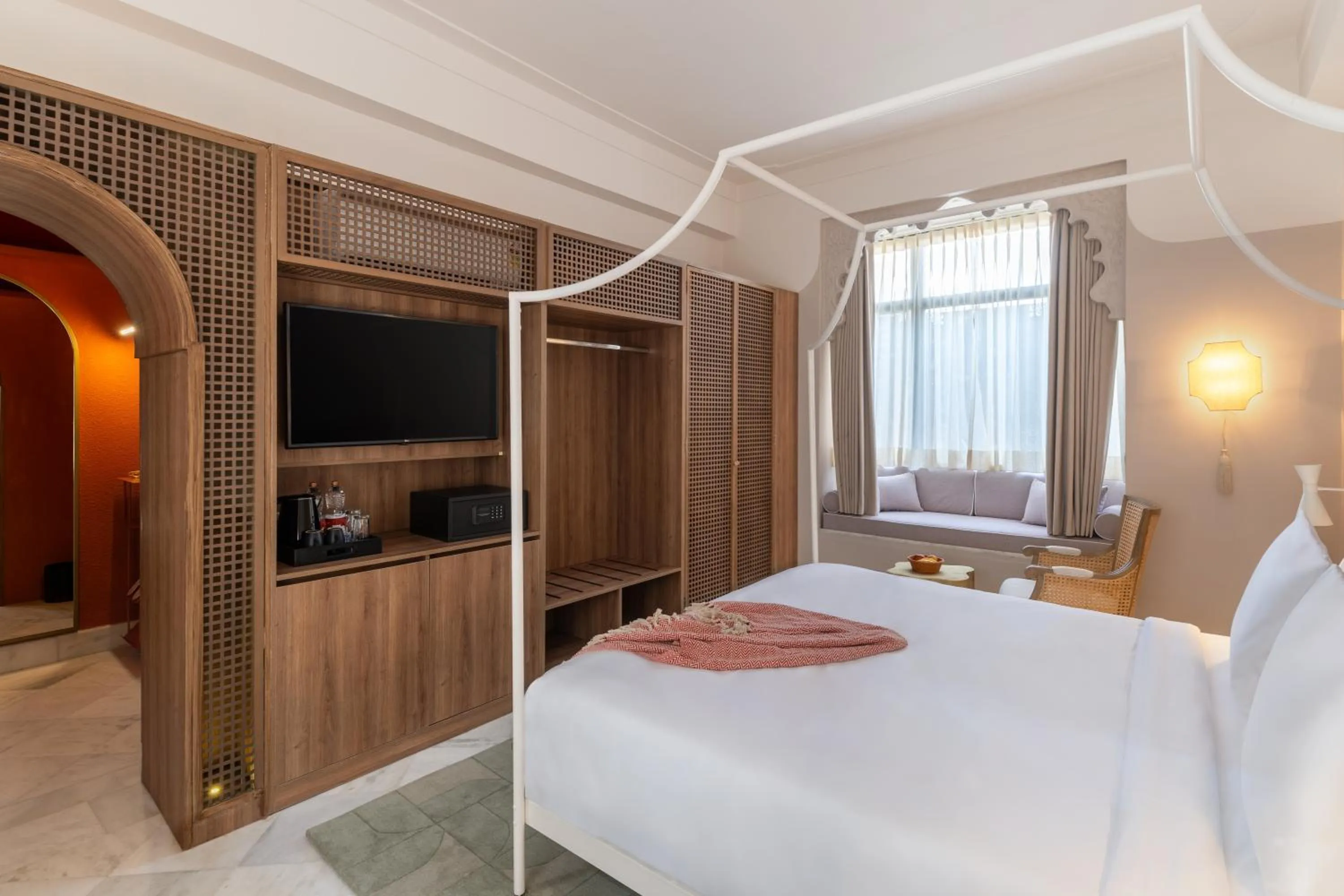 TV and multimedia, Bed in Manuscript - Jhilwara Haveli