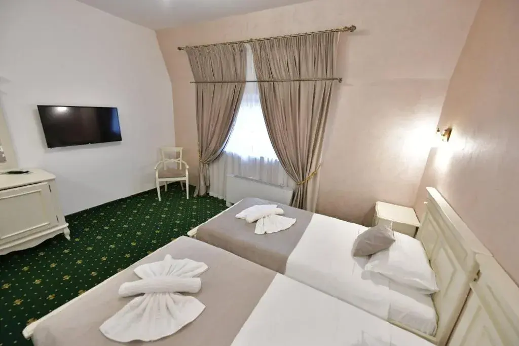Classic Triple Room in Casa Cu Tei Craiova Classic Triple Room in Casa Cu Tei Craiova