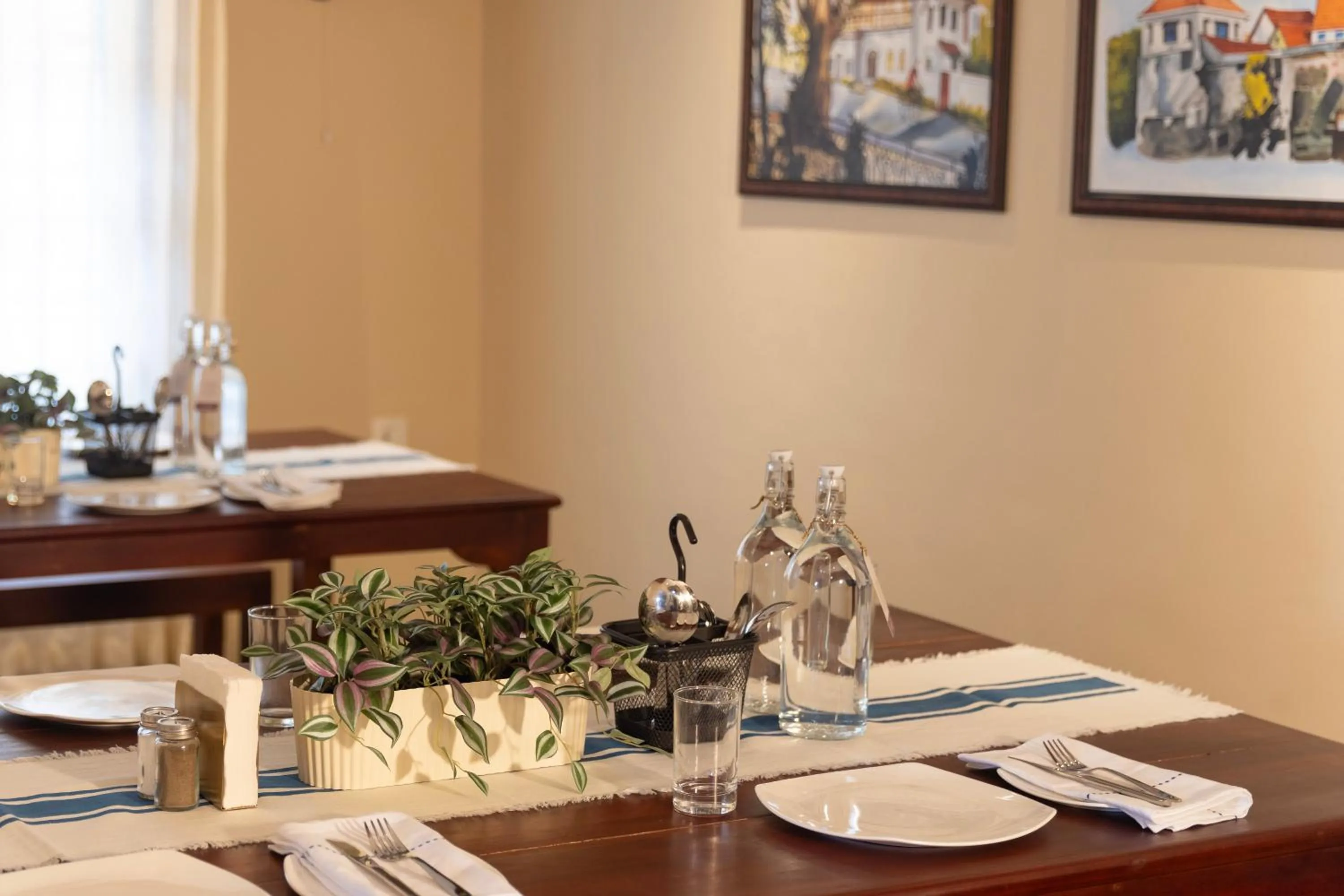 Restaurant/places to eat in Dutch Manor Boutique Hotel