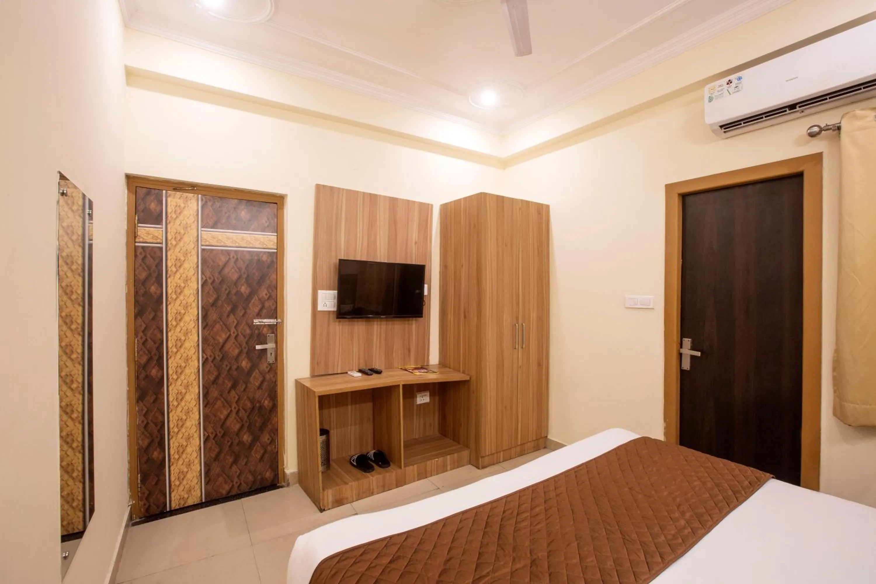 Communal lounge/ TV room, Bed in Hotel Lemon Suites & Banquet By Aura