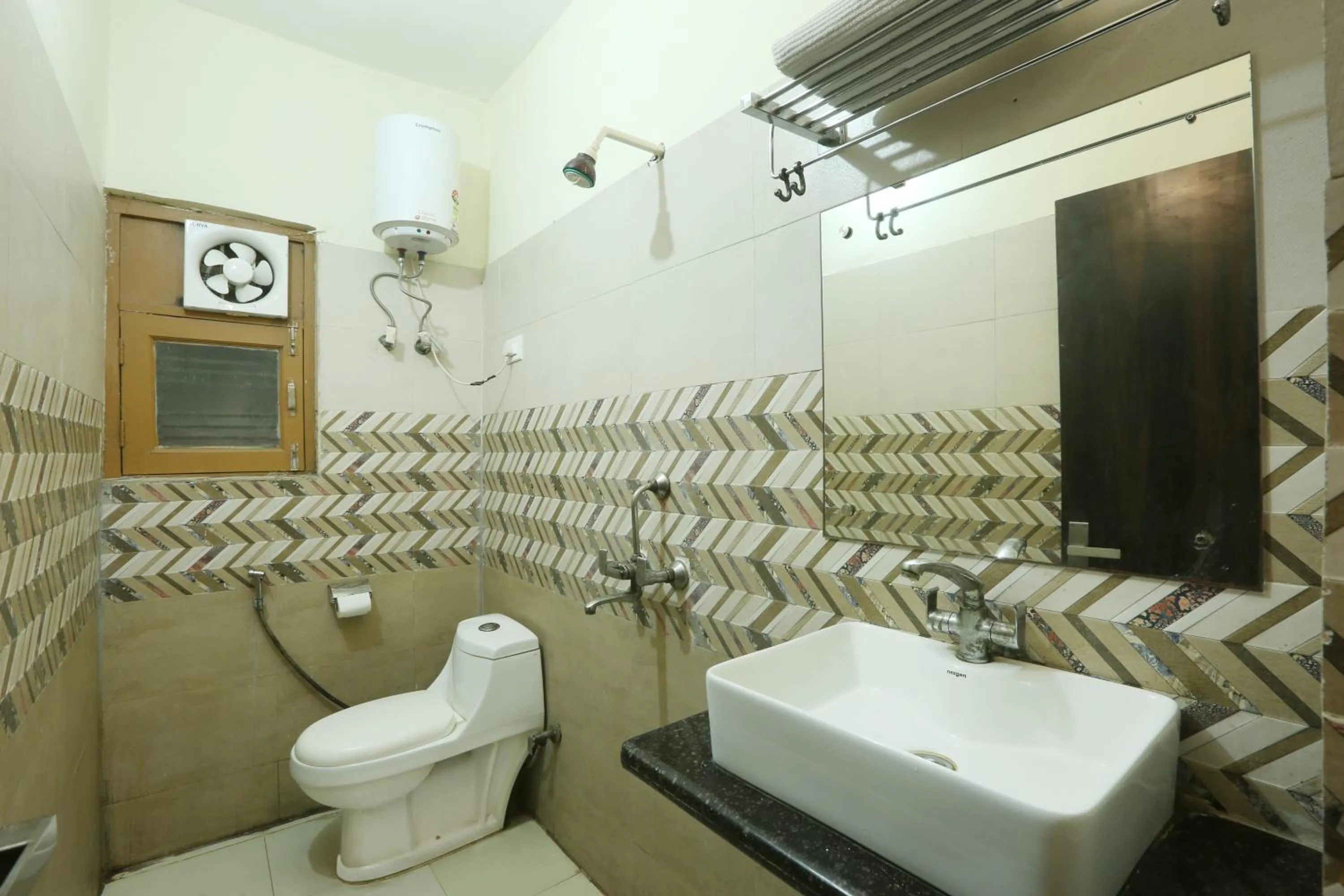 Toilet in Hotel Lemon Suites & Banquet By Aura
