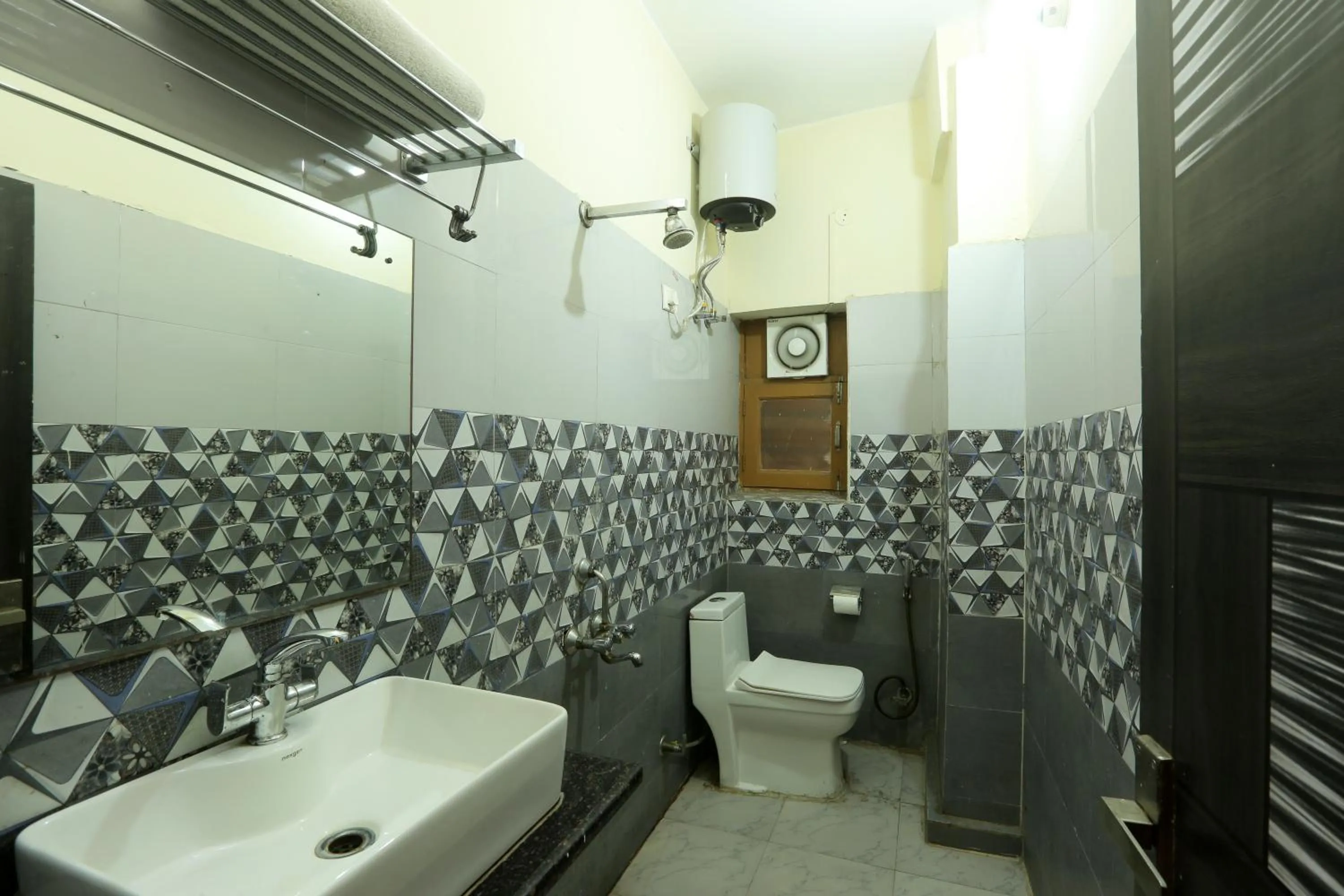 Toilet in Hotel Lemon Suites & Banquet By Aura