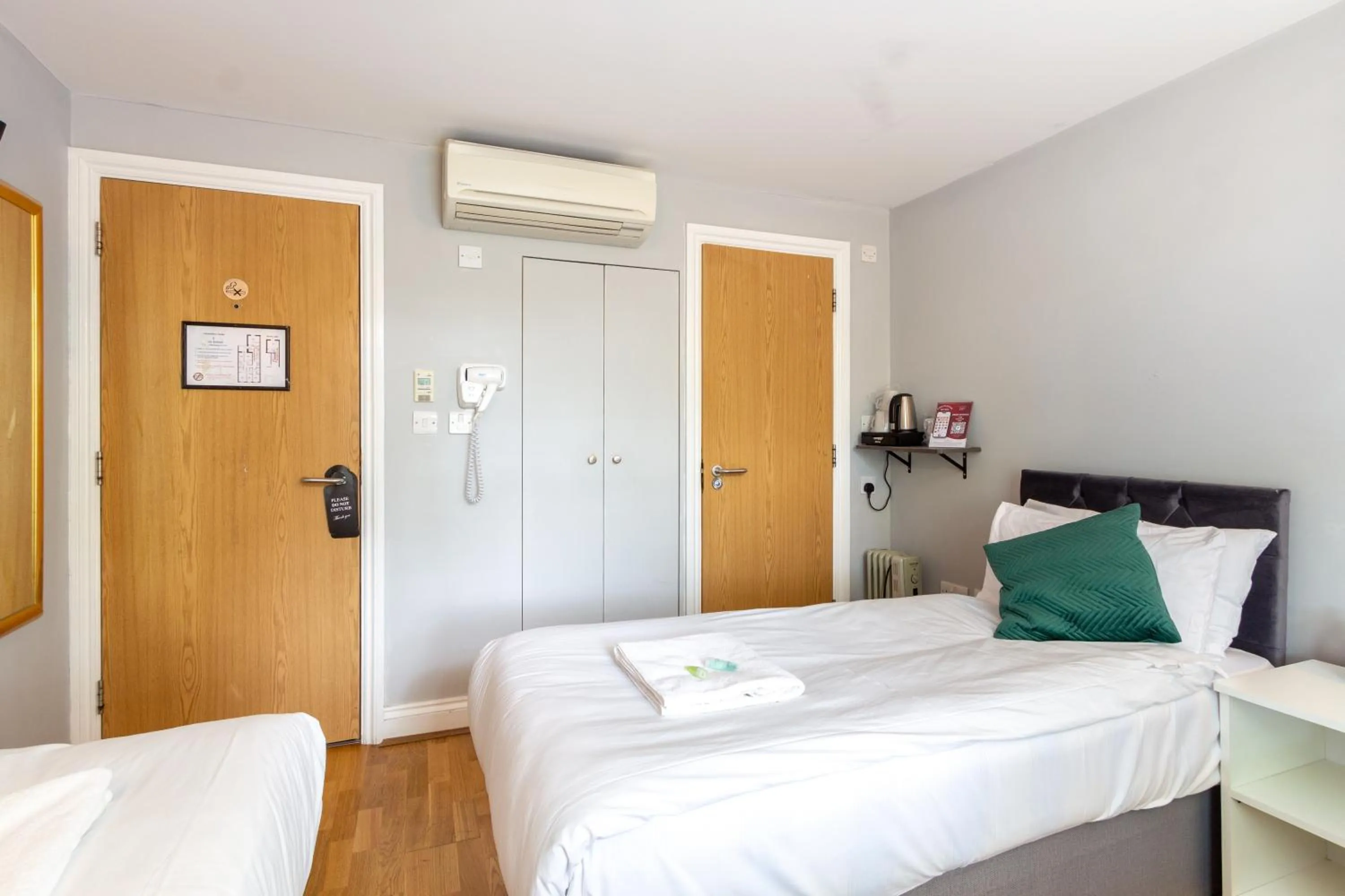 Bedroom, Bed in Coronation Hotel