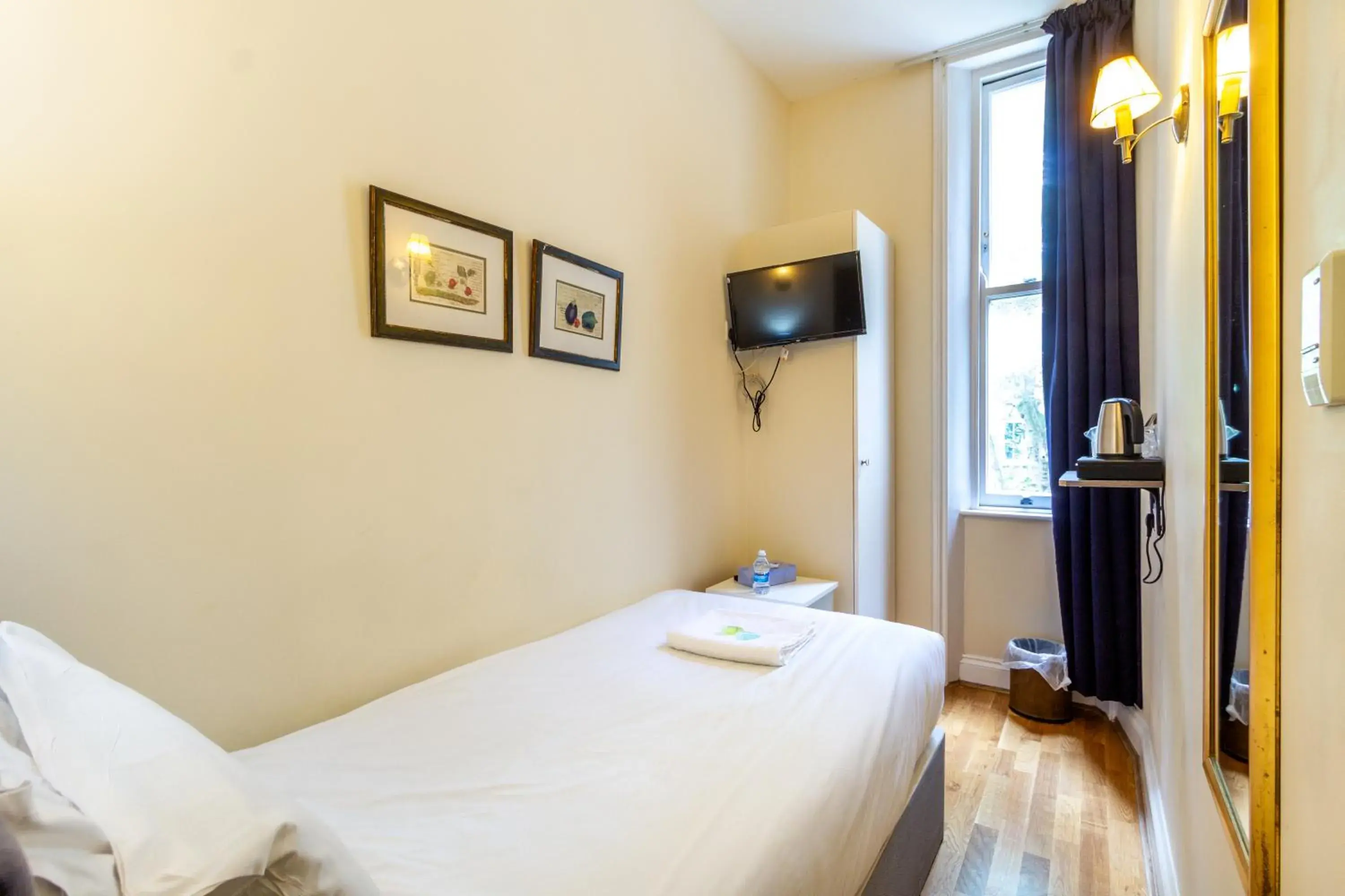 Bedroom, Bed in Coronation Hotel Bedroom, Bed in Coronation Hotel