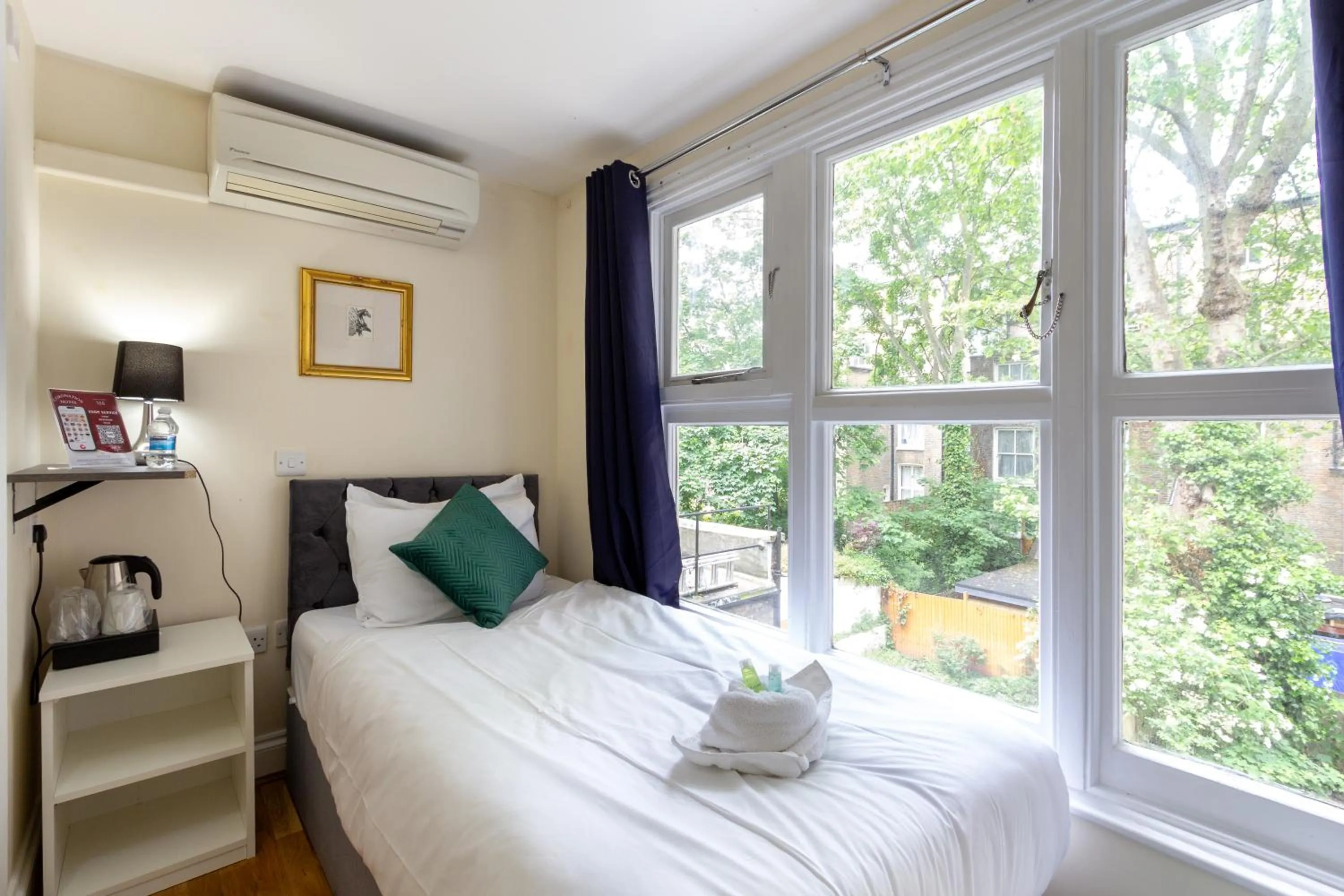 Bedroom, Bed in Coronation Hotel