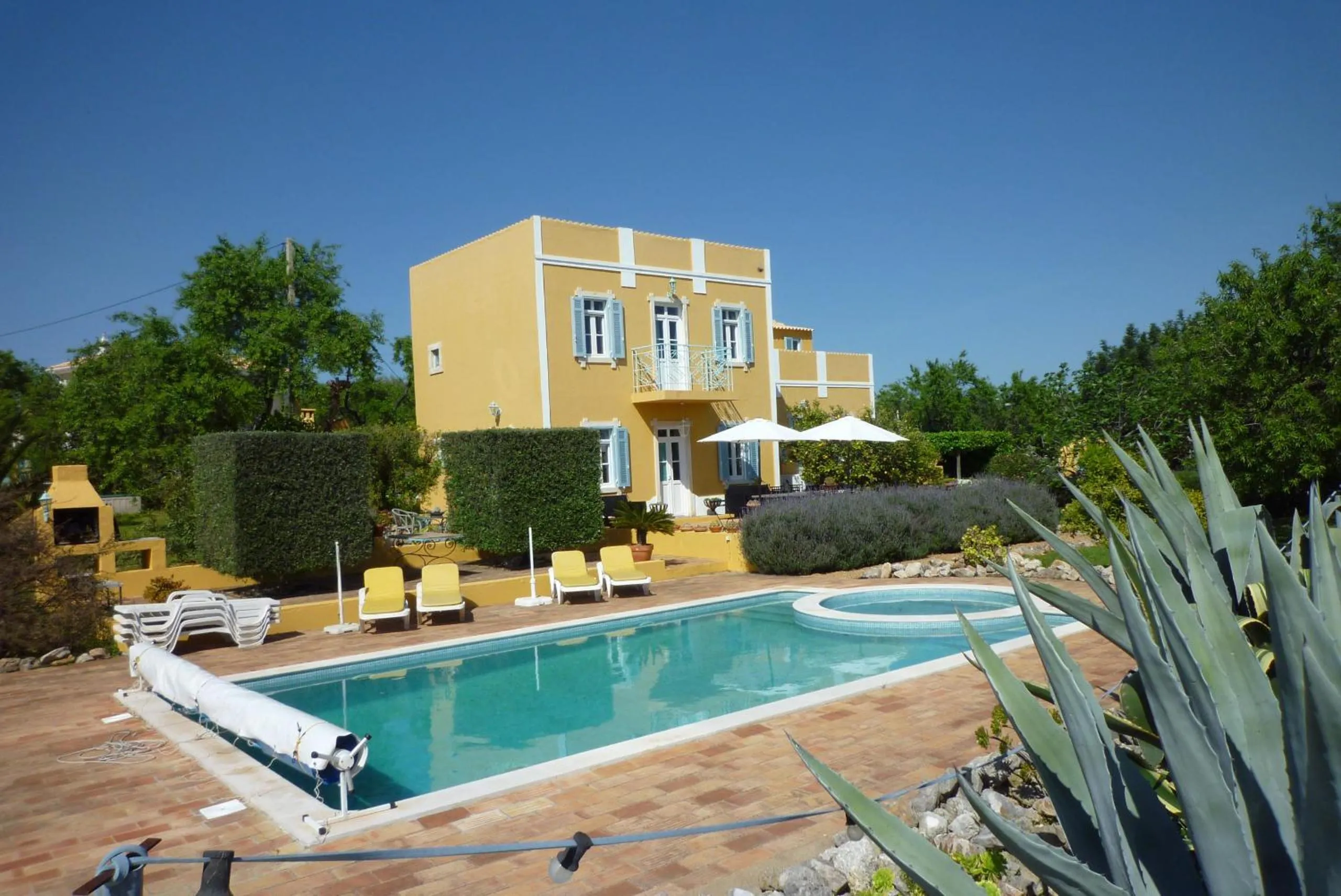 Off site in Quinta Amarela XL by Portucasa