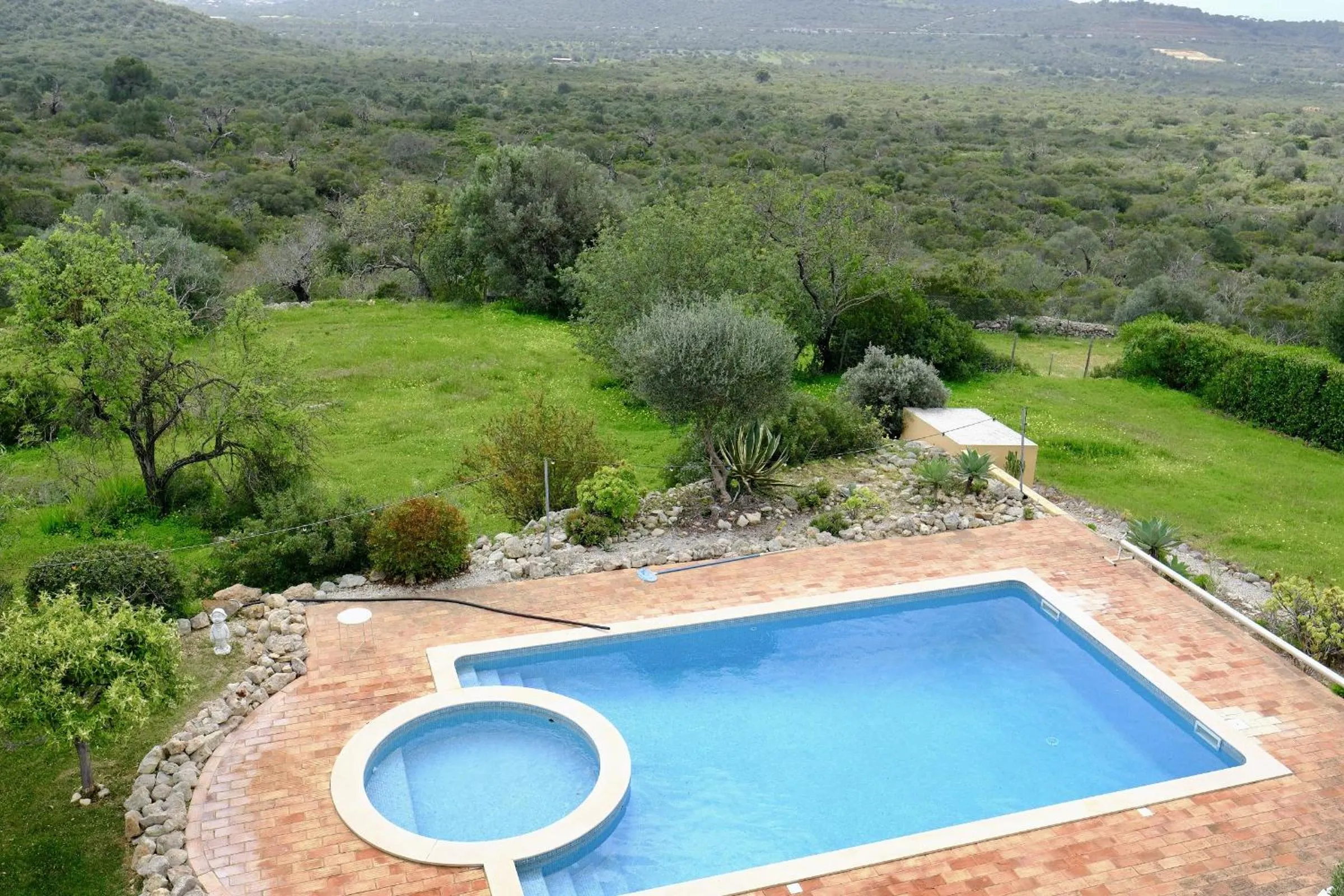 Swimming pool in Quinta Amarela XL by Portucasa