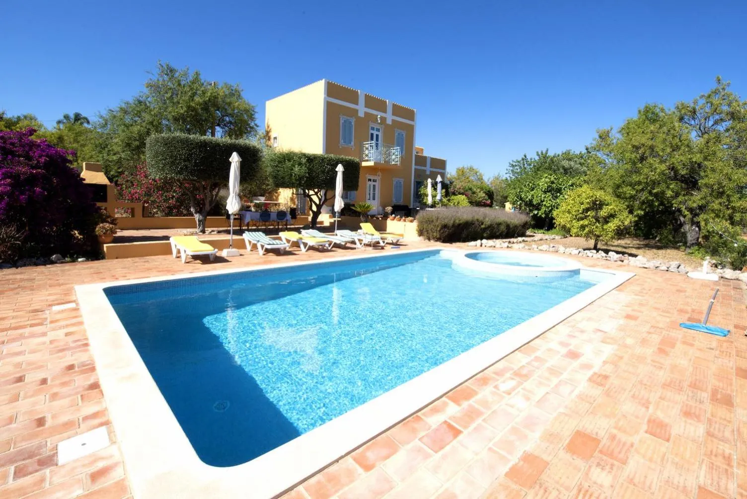Swimming pool in Quinta Amarela XL by Portucasa