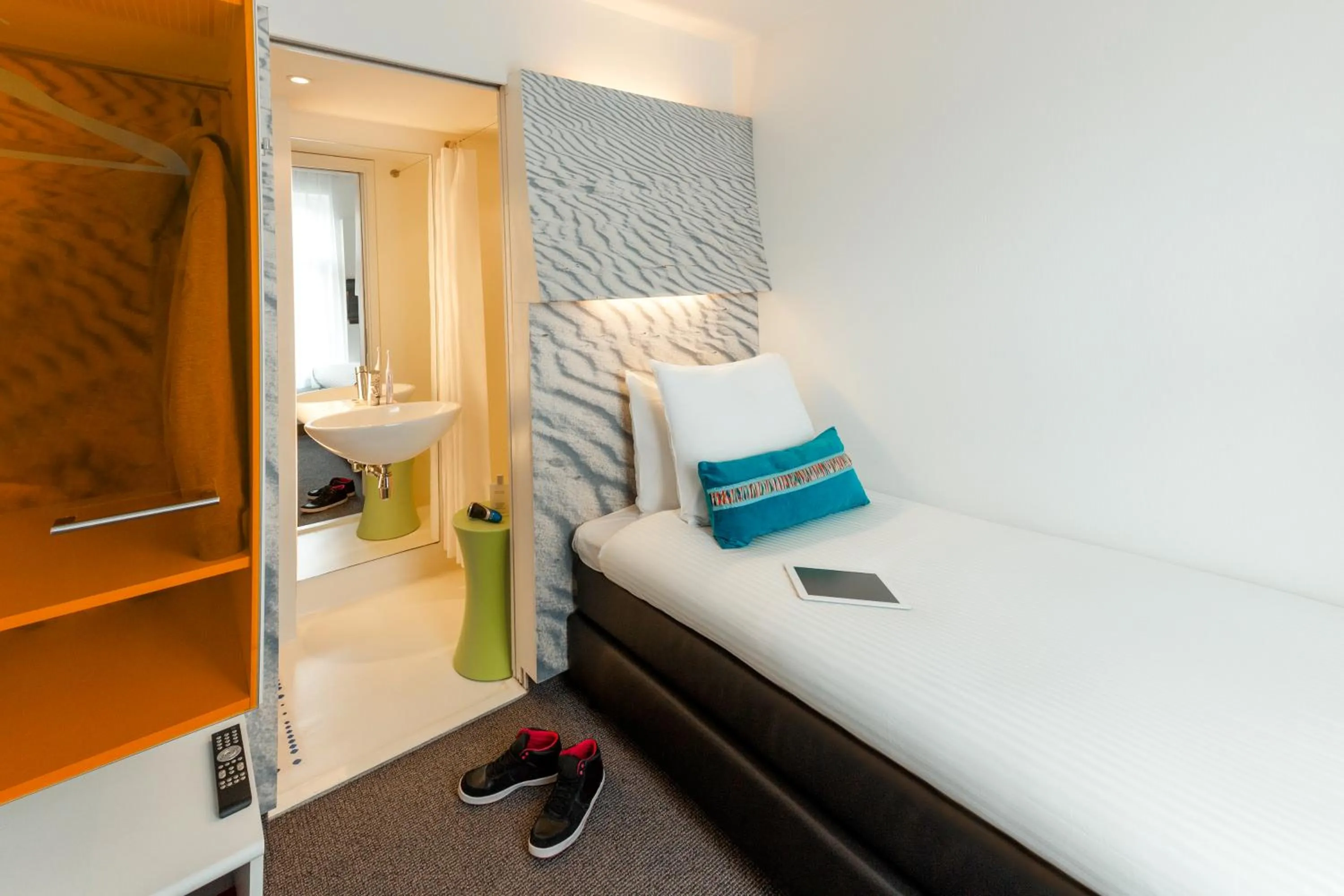 Bed in ibis Styles Amsterdam Central Station