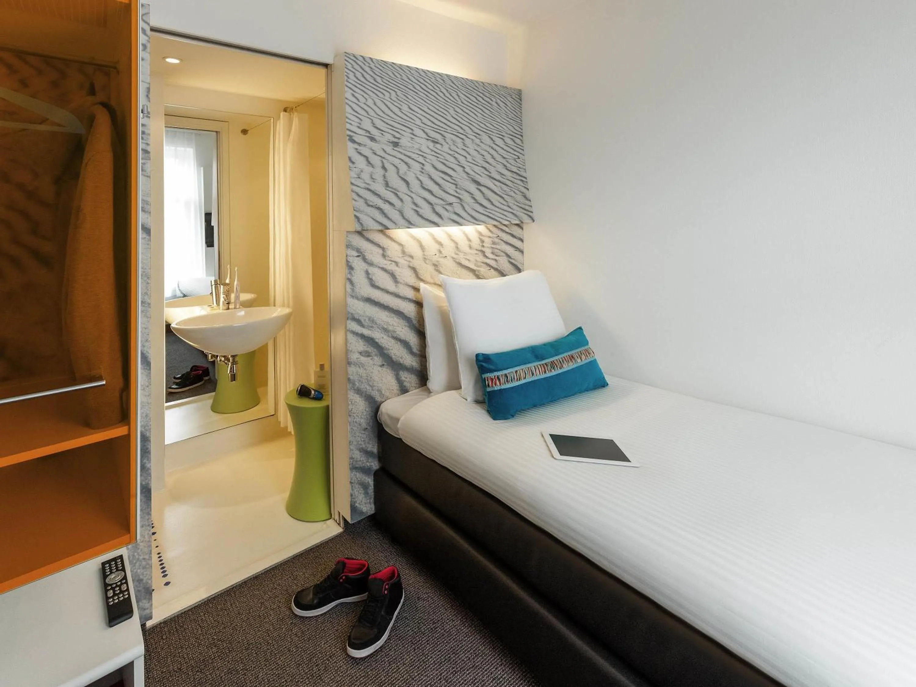 Bedroom, Bed in ibis Styles Amsterdam Central Station