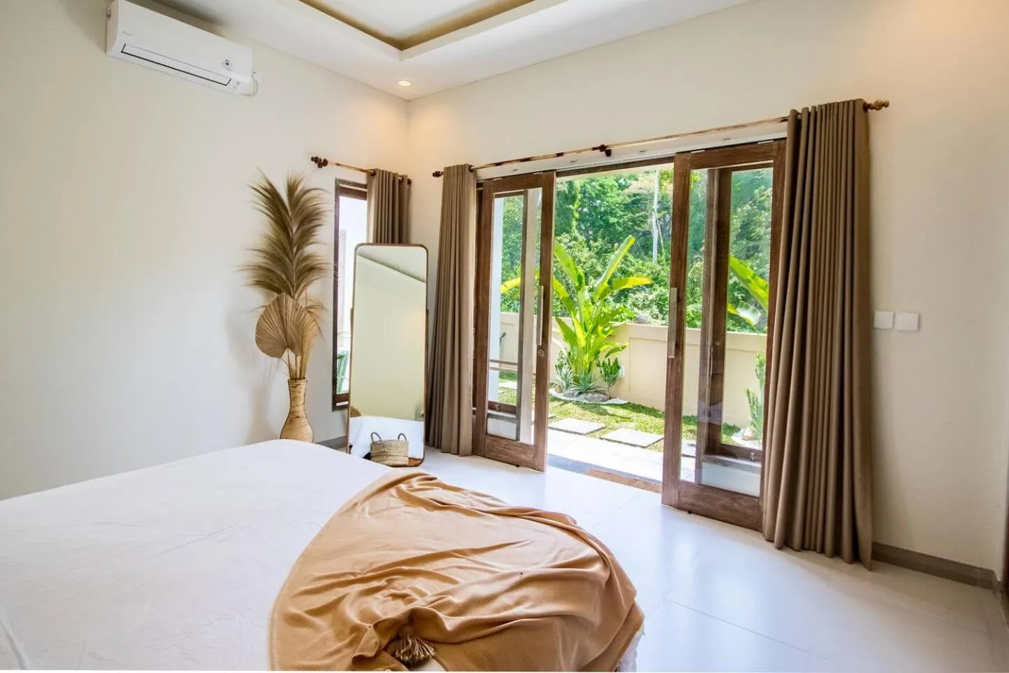 Bed in Umalas Jungle Villa- Amazing View Huge Pool Stay in Canggu