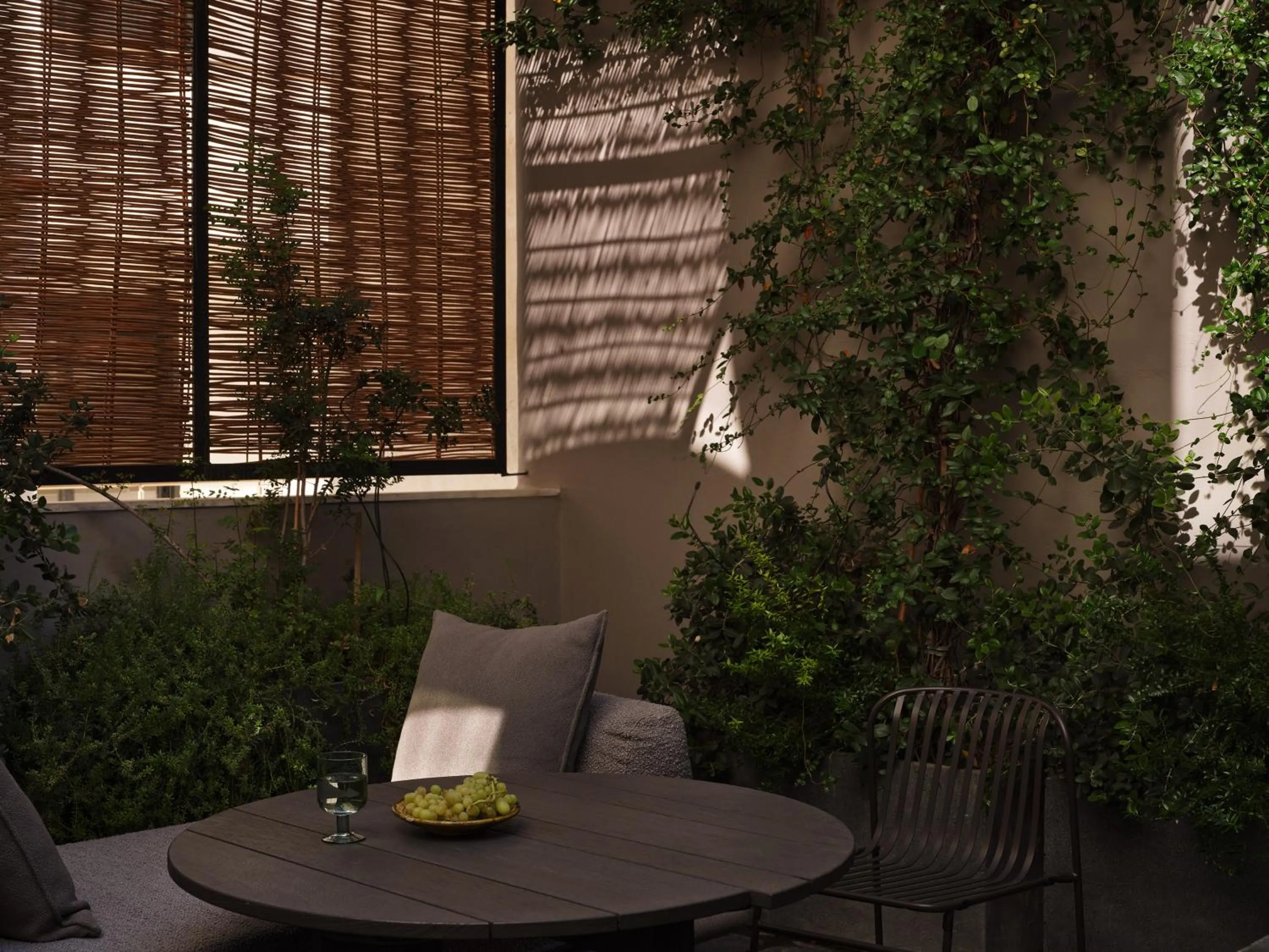 Seating area in Monastik Living in Athina