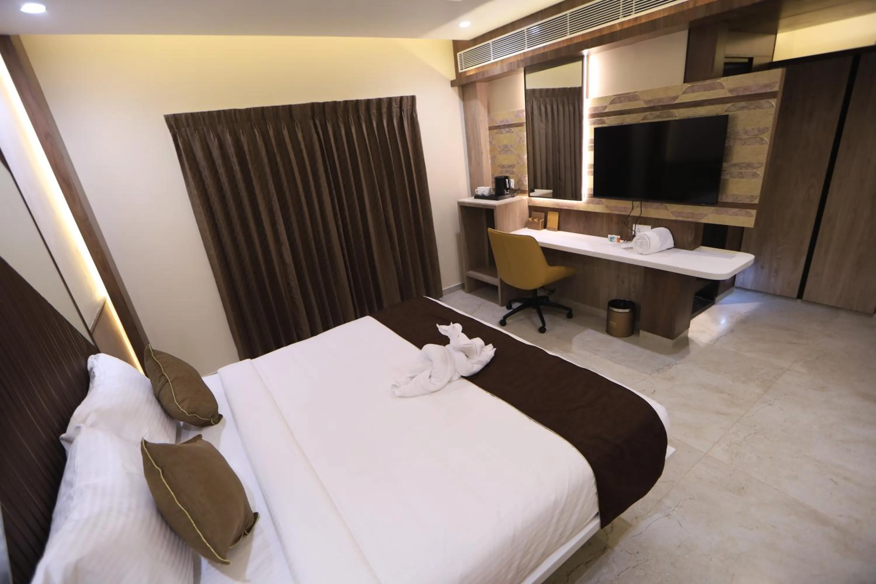 Communal lounge/ TV room, Bed in Kings Bury Inn