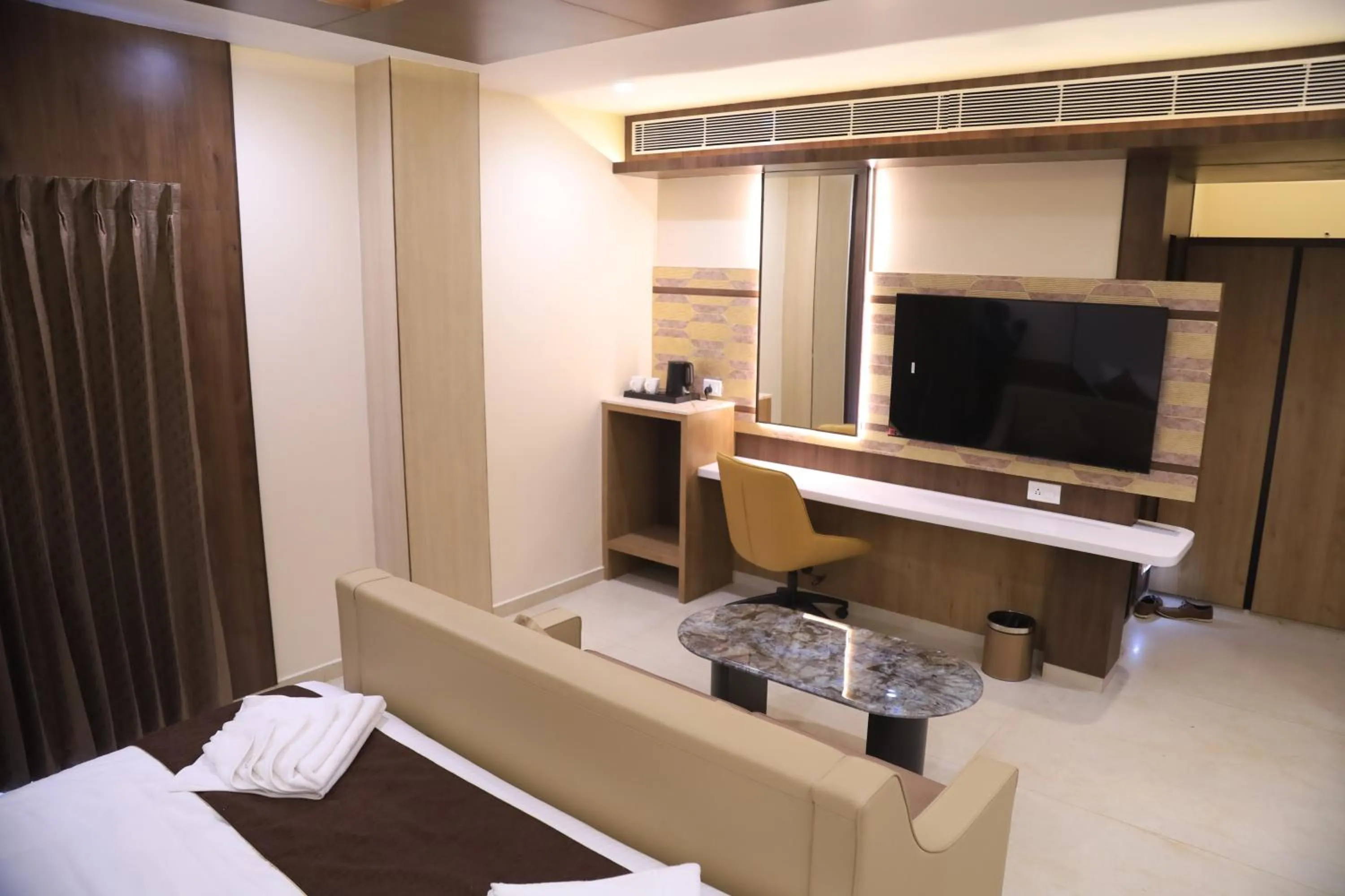 Photo of the whole room, Bed in Kings Bury Inn